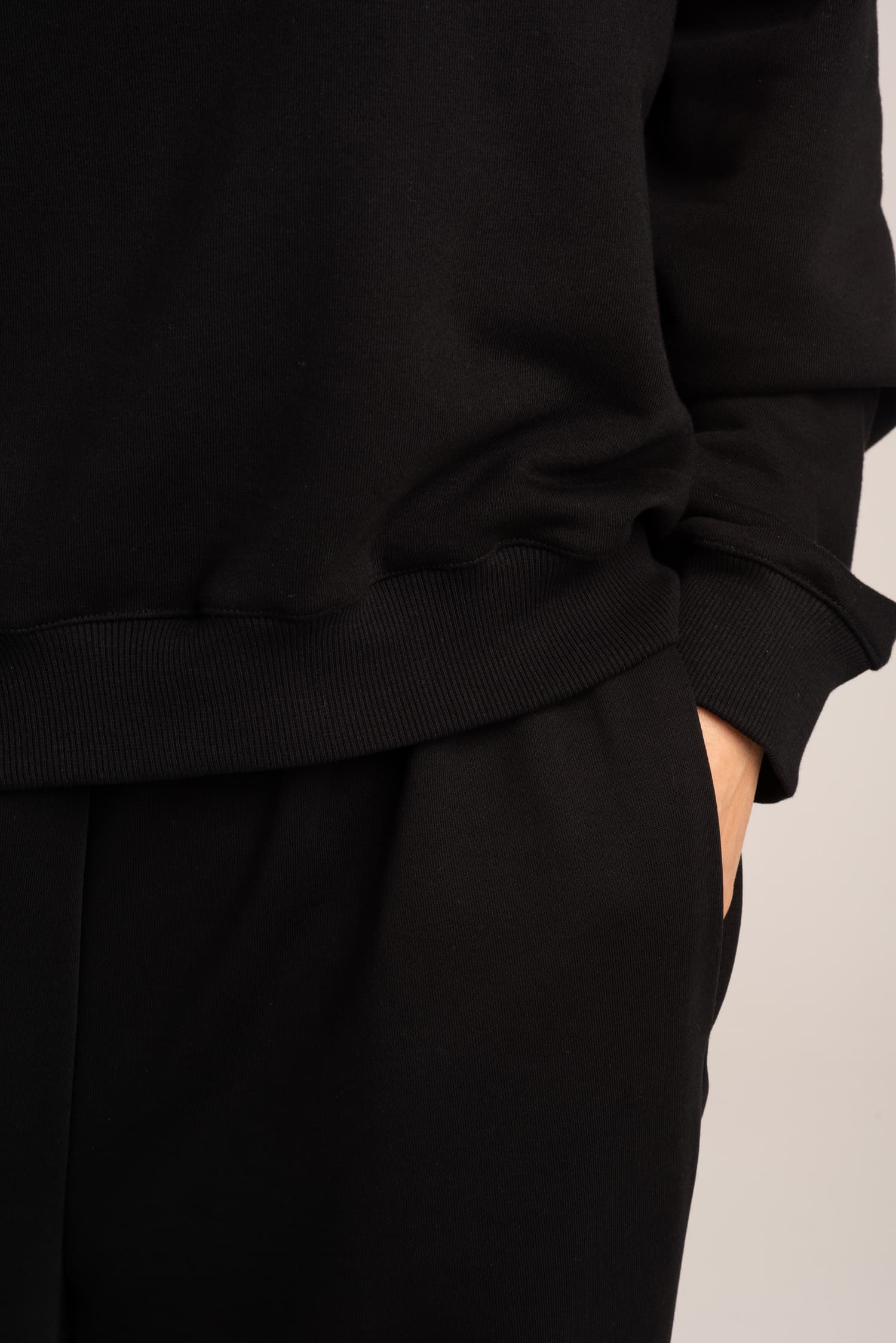 Czarne spodnie dresowe oversize Dalia — zdjęcie 9