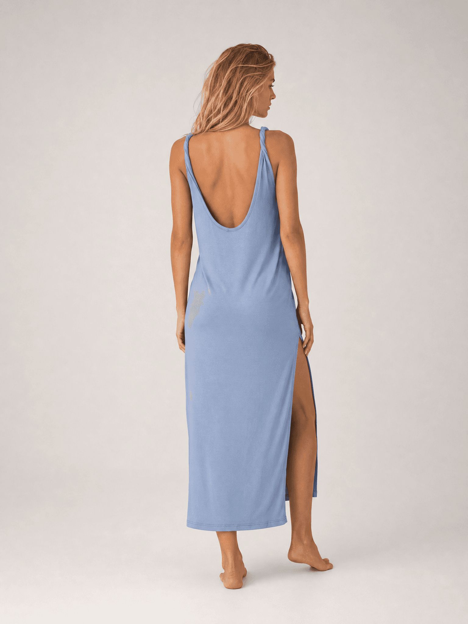 Vestido azul con tirantes retorcidos SIMPLE - widok 2