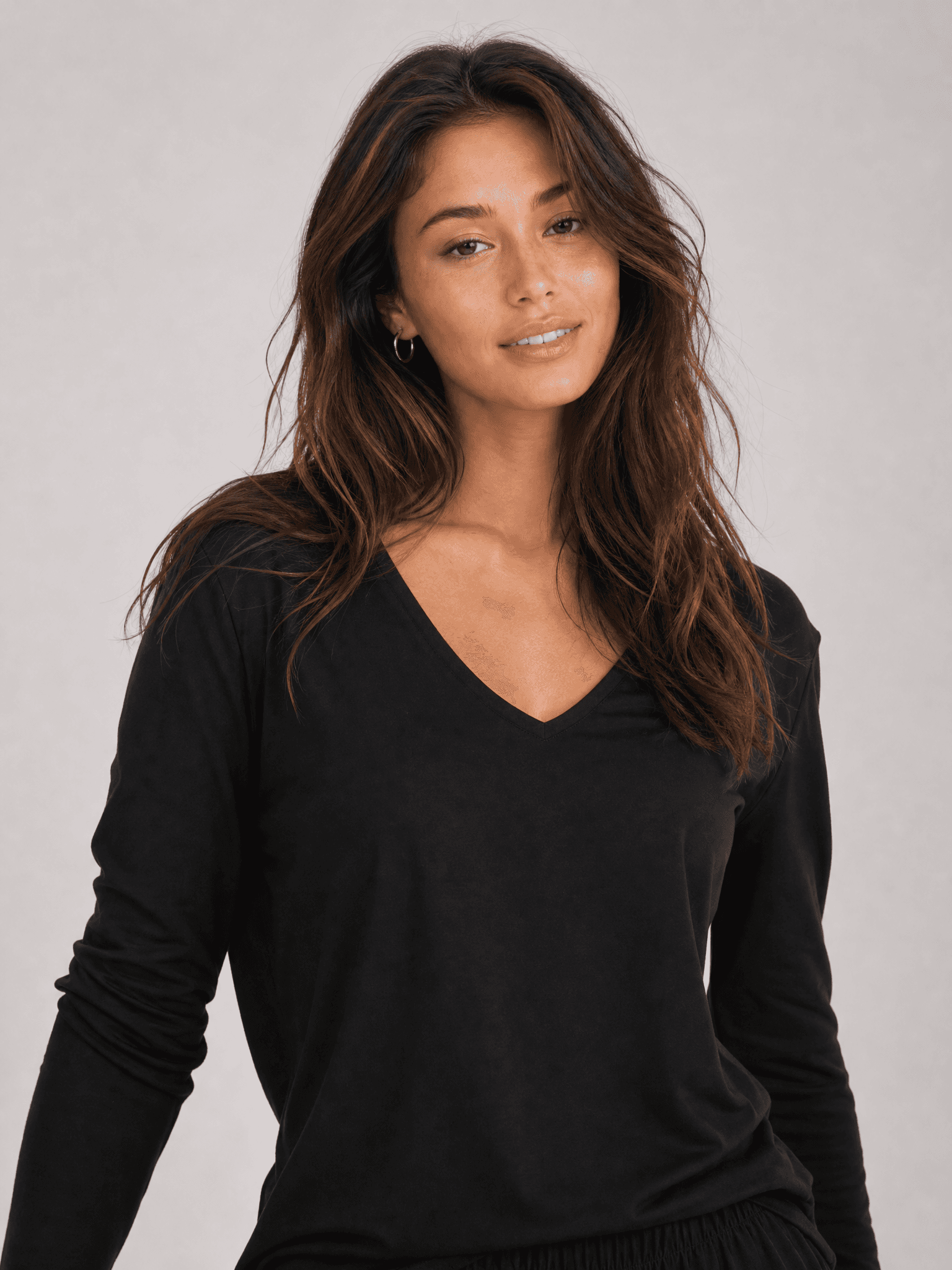 Blusa negra de manga larga con escote en V Aniela - widok 2