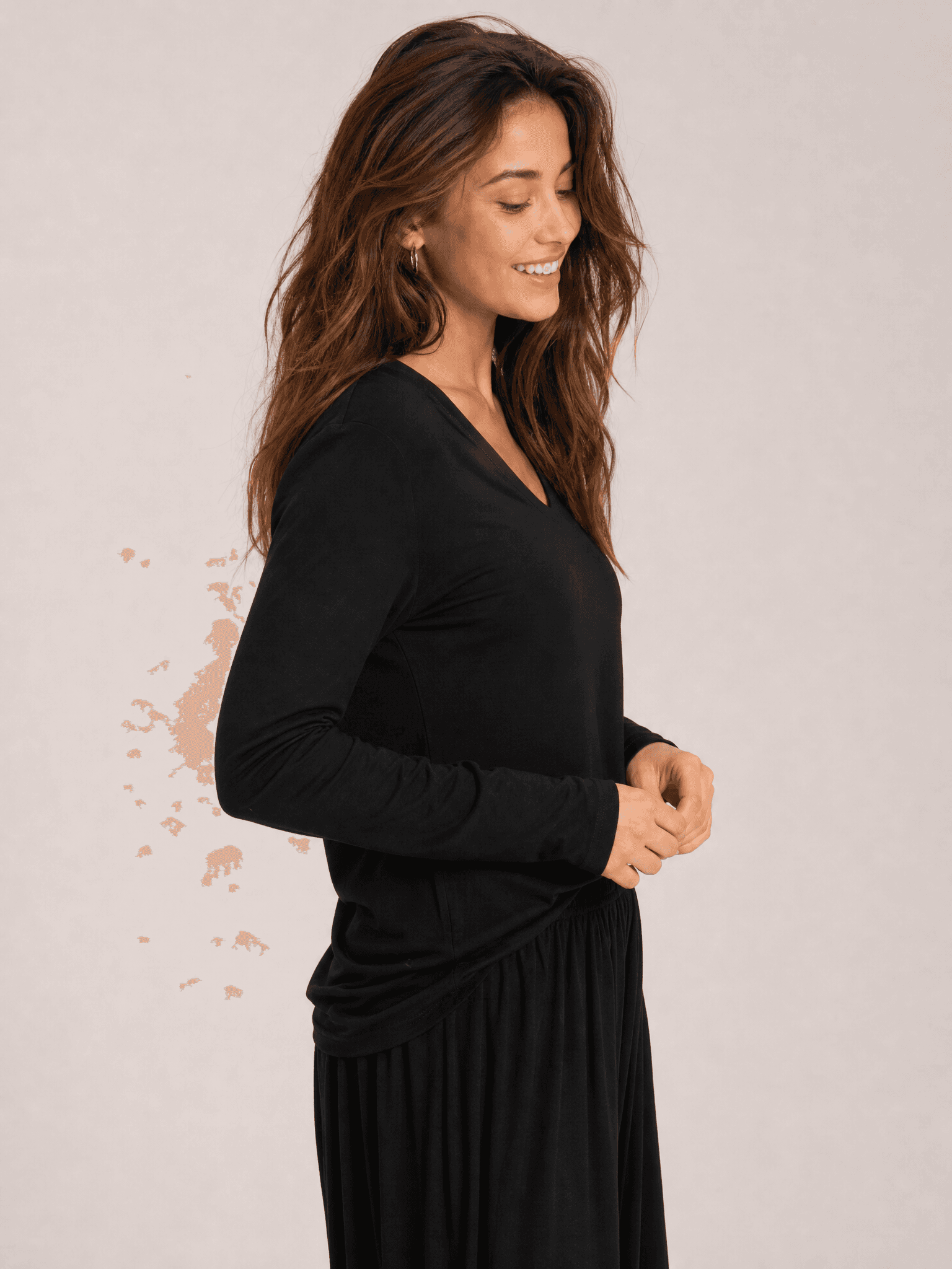 Blusa negra de manga larga con escote en V Aniela