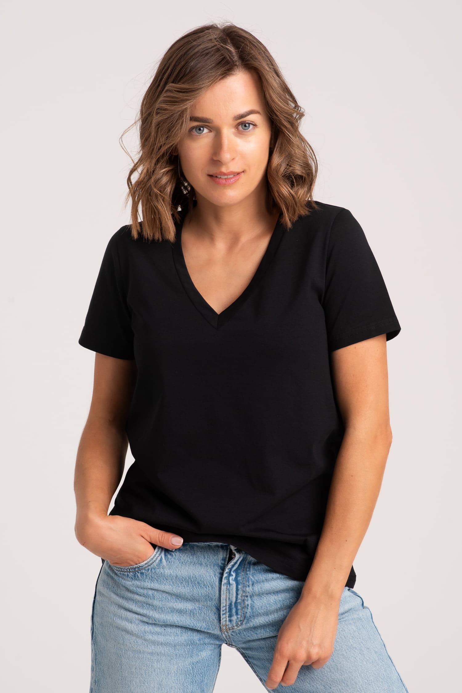 T-shirt BASIC V Czarny