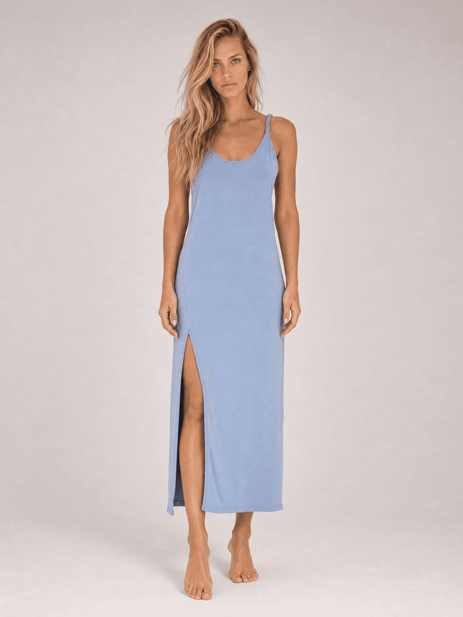 Vestido azul con tirantes retorcidos SIMPLE
