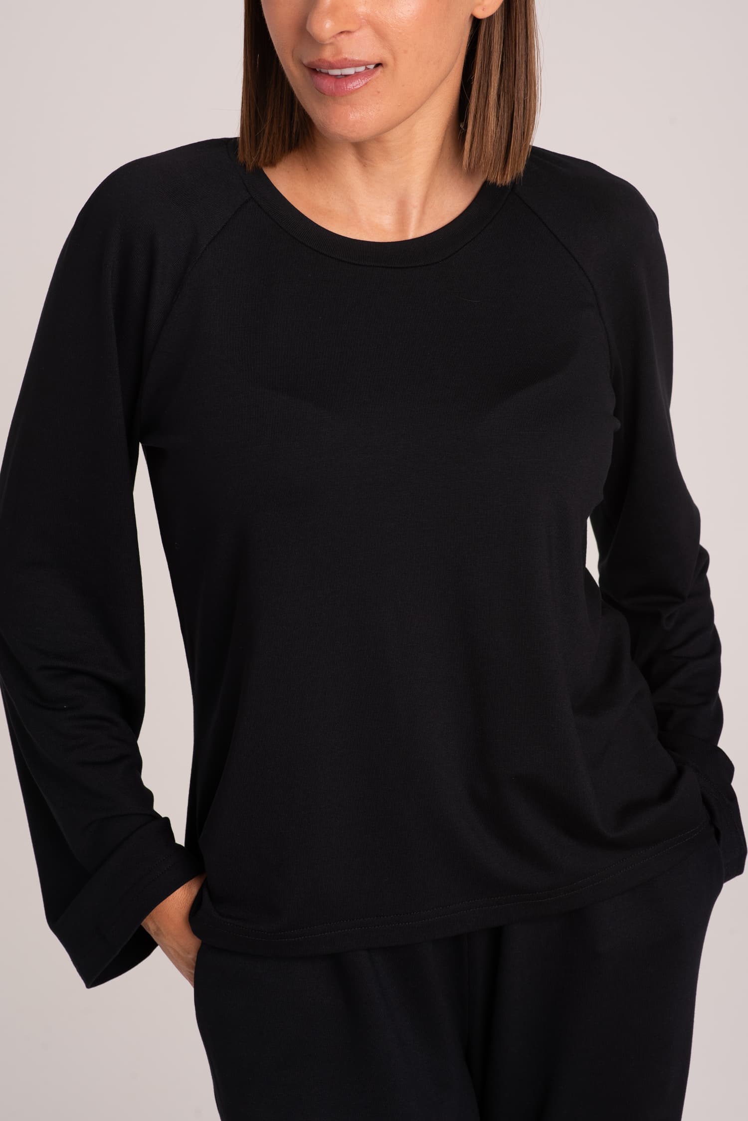 Czarny longsleeve oversize z dzianiny ROSE - widok 2