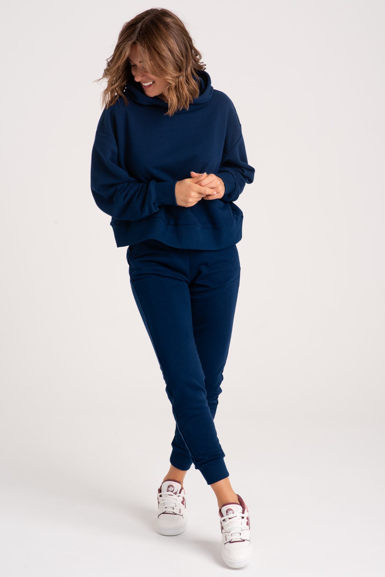 Komplet: granatowe spodnie dresowe z wysokim stanem + bluza z kapturem - widok 2