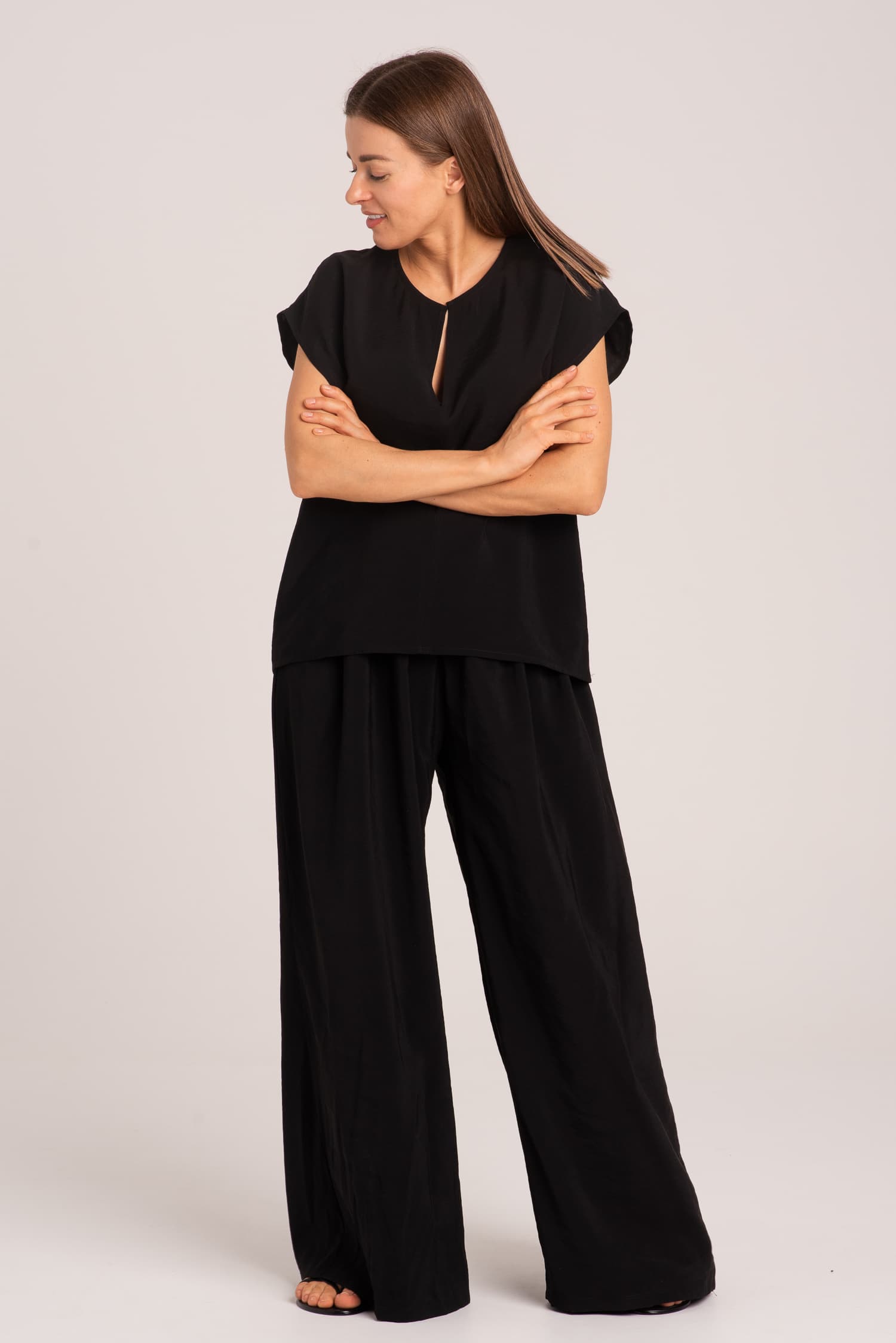 Czarna bluzka damska z wiskozy z krótkim rękawem Harmony - widok 2