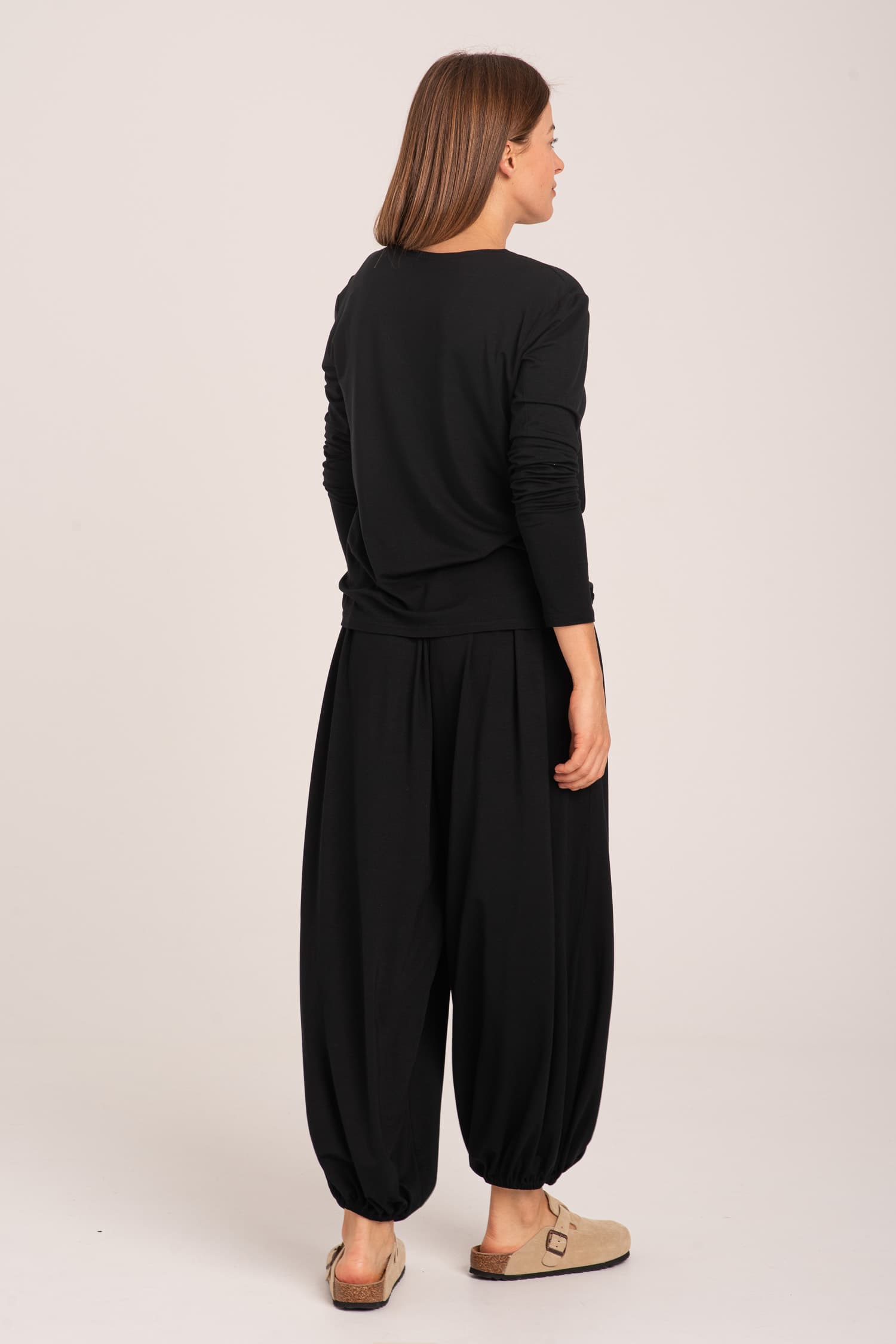 Czarne spodnie typu baloon Selena - widok 2