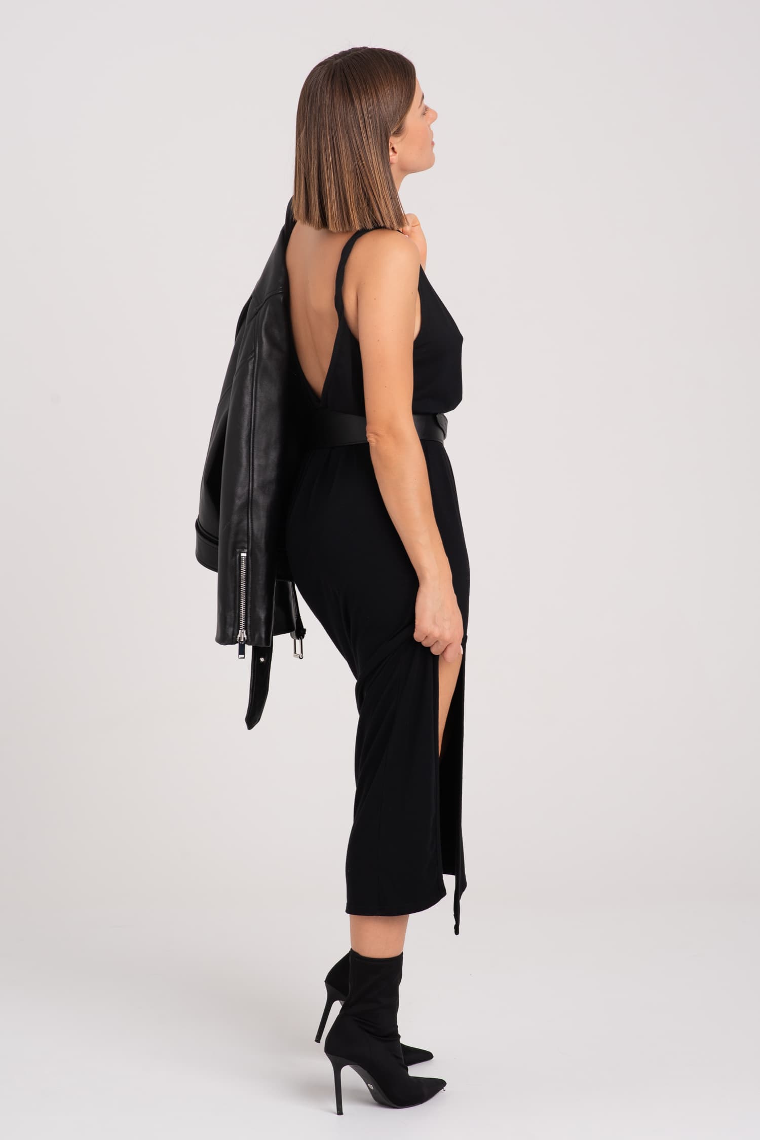 Sukienka na zakręconych ramiączkach SIMPLE – czarna - zdjęcie 6