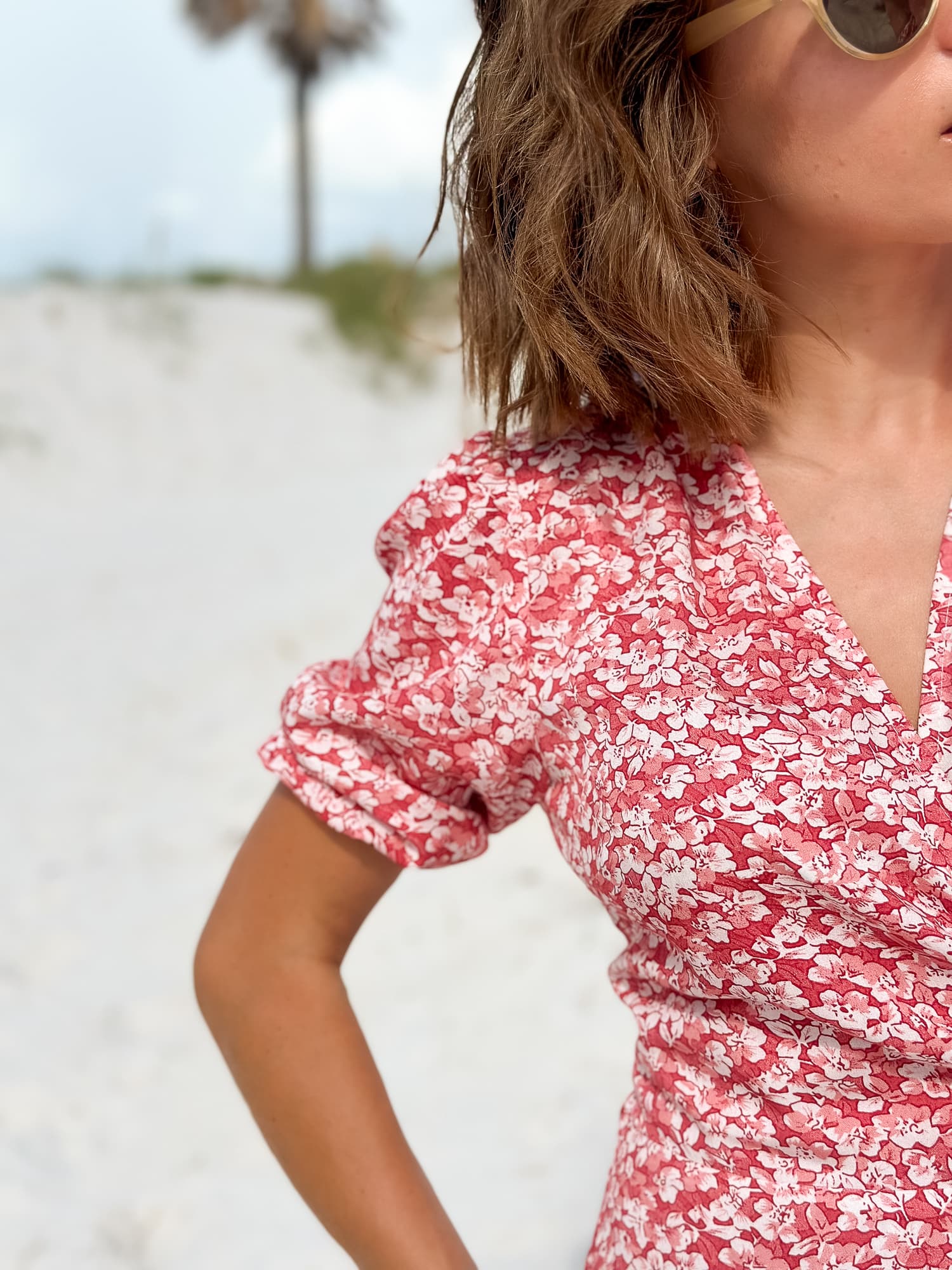 Sukienka kopertowa z krótkim rękawem LOVE  – kwiaty - zdjęcie 6