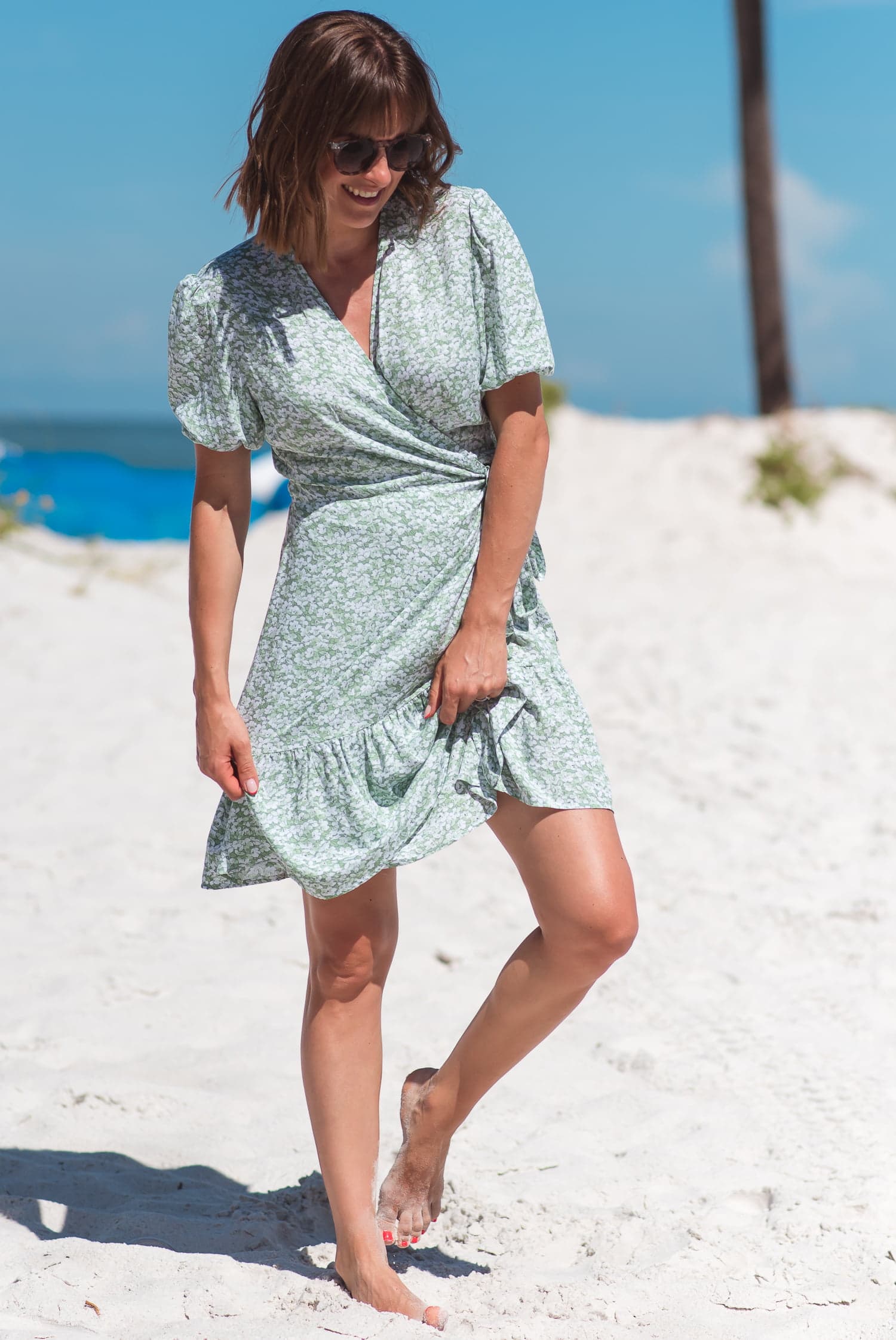 Sukienka kopertowa LOVE lato – kwiaty na zielonym - zdjęcie 6