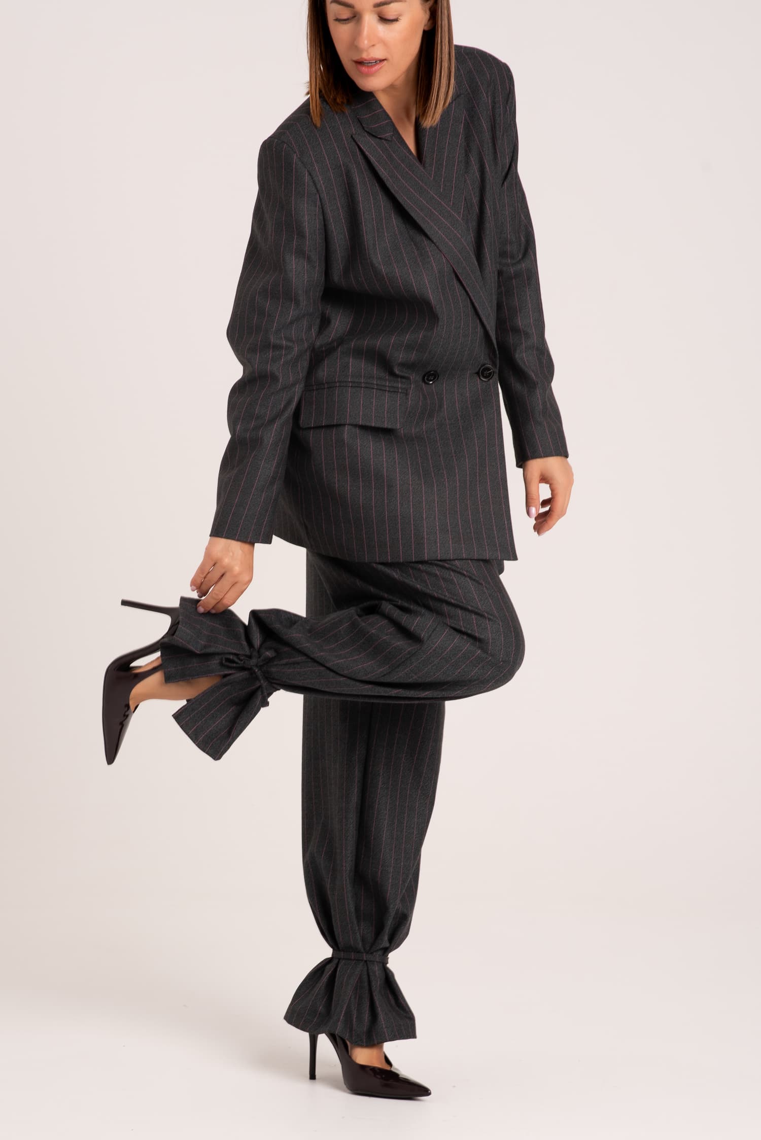 Grafitowe spodnie w paski z rozcięciem na nogawce Mia - zdjęcie 4