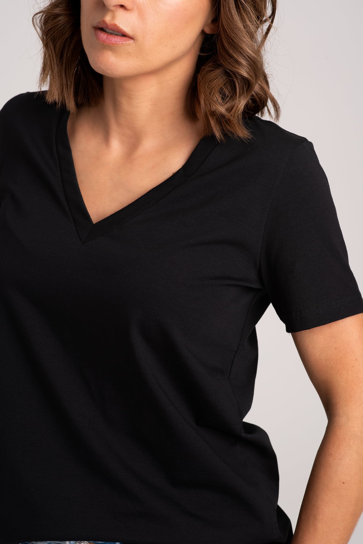 T-shirt BASIC V Czarny - zdjęcie 4