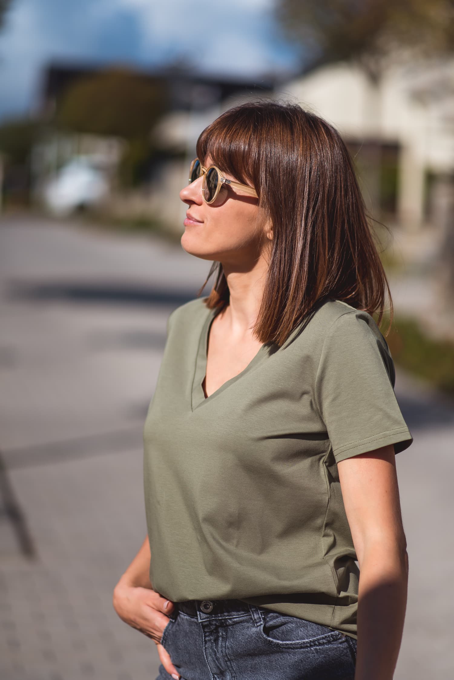 T-shirt BASIC V – khaki - widok 2