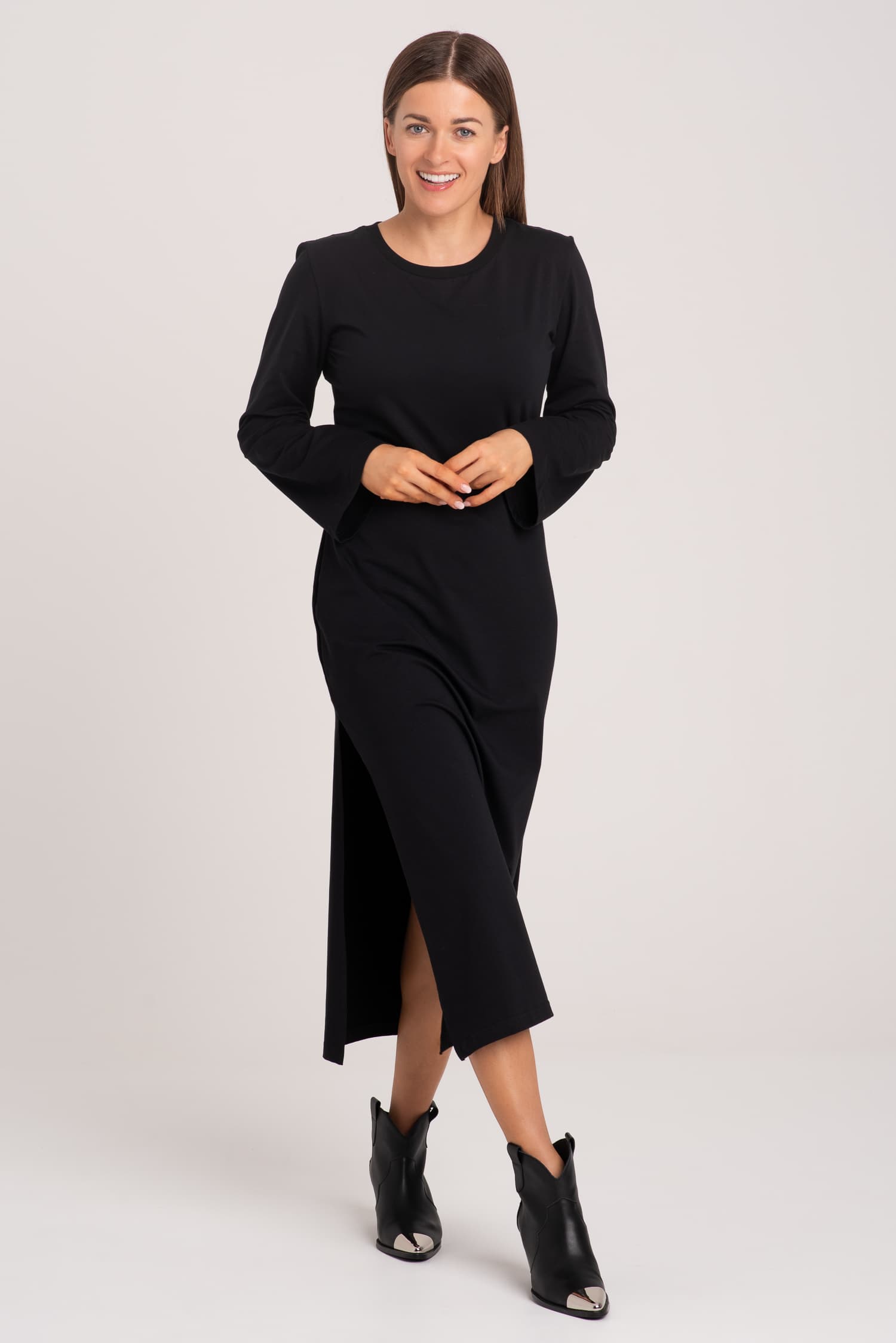 Czarna długa sukienka t-shirtowa z rozcięciem AVERY - zdjęcie 4