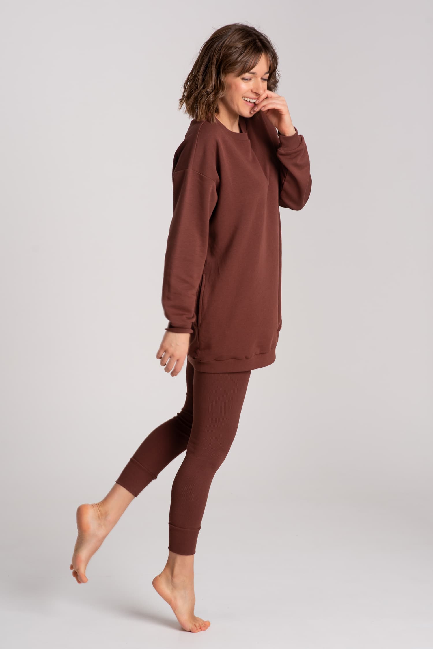 Długa brązowa bluza ze ściagaczem - widok 2