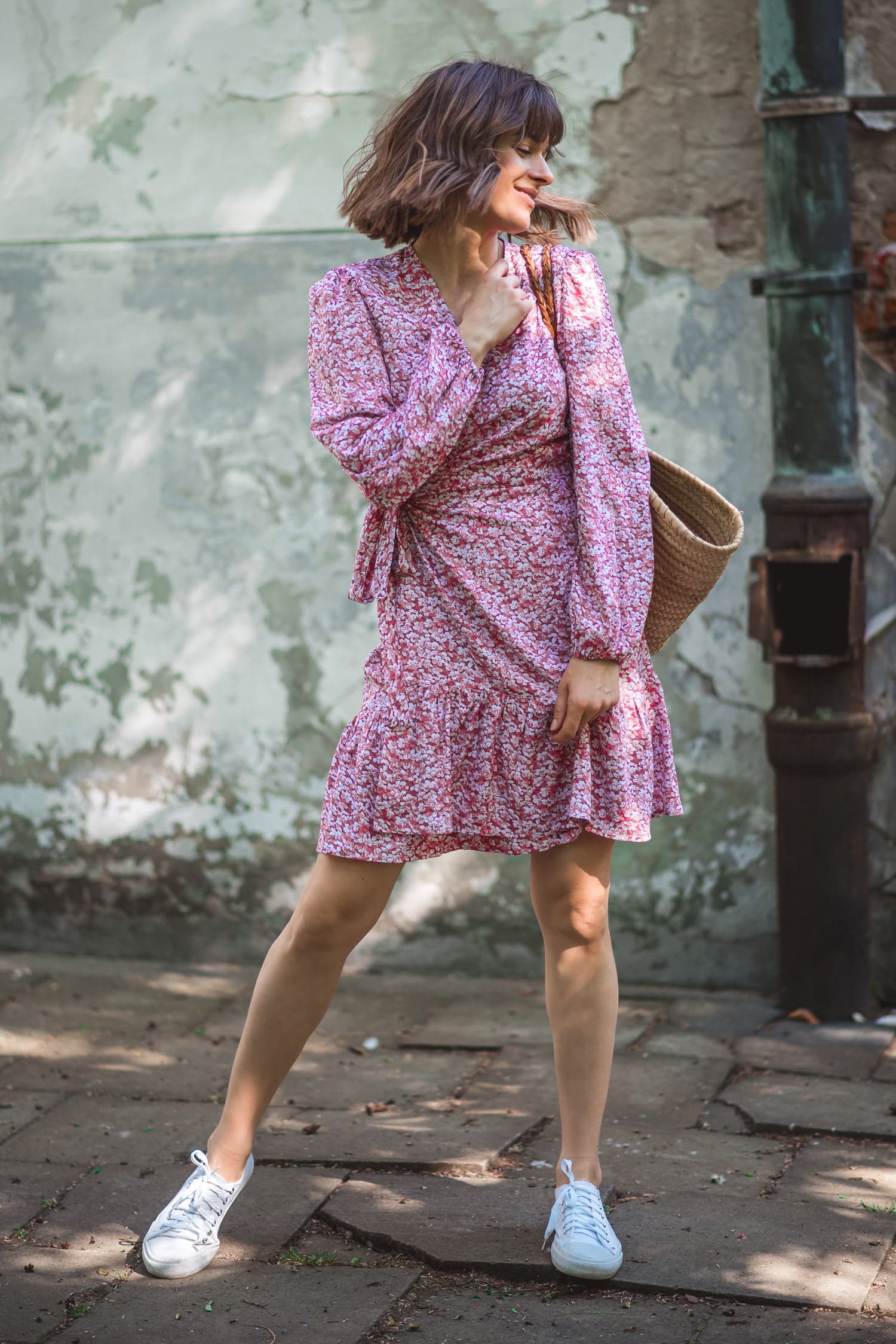 Sukienka kopertowa LOVE – kwiaty na czerwonym - zdjęcie 5