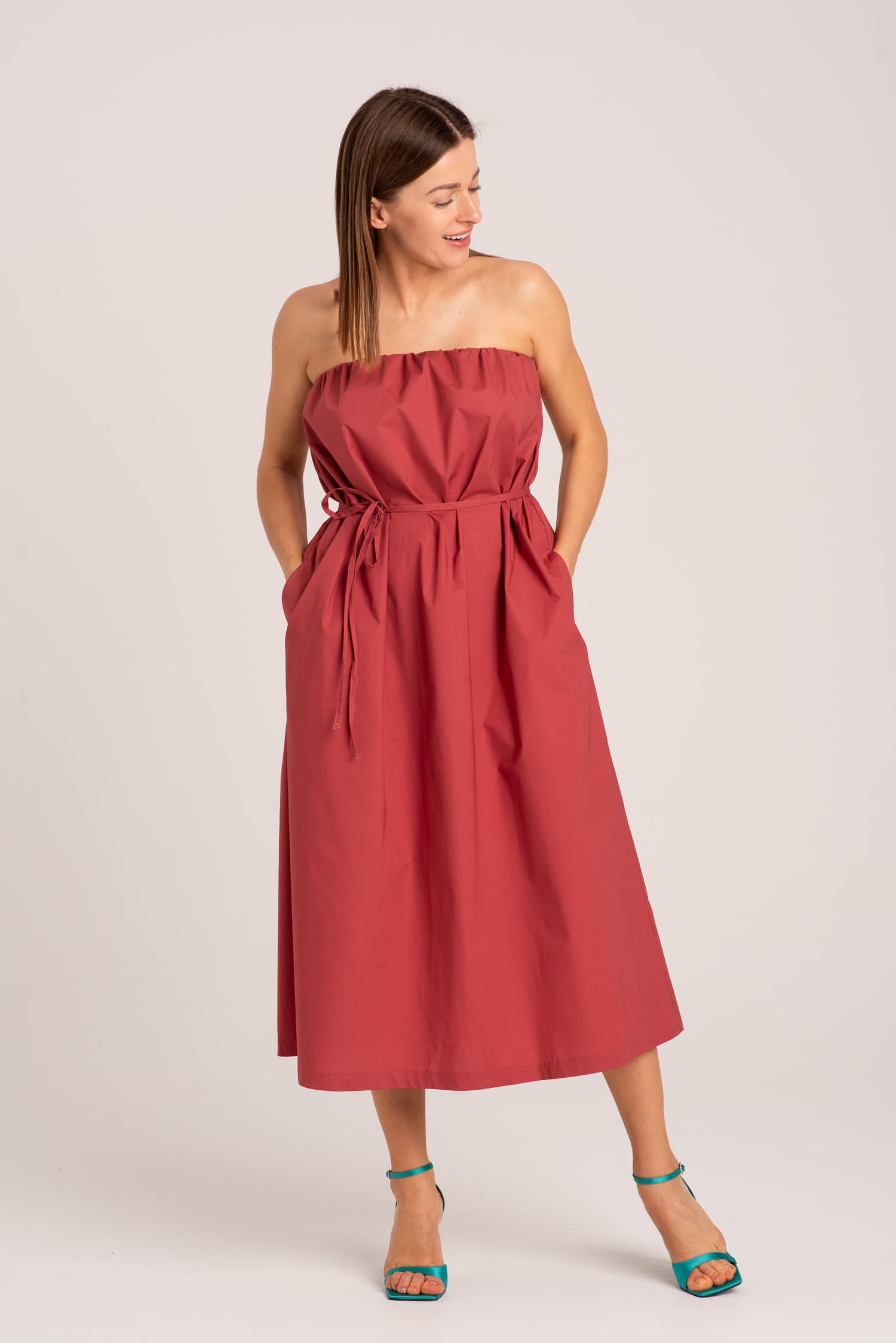 Ceglasta sukienka z odkrytymi ramionami Meave