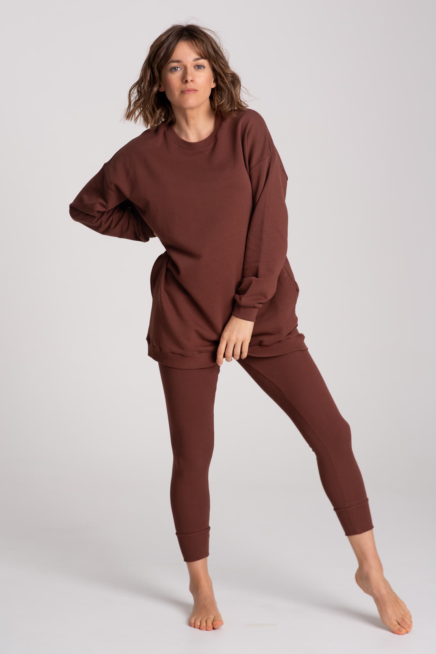 Długa brązowa bluza ze ściagaczem