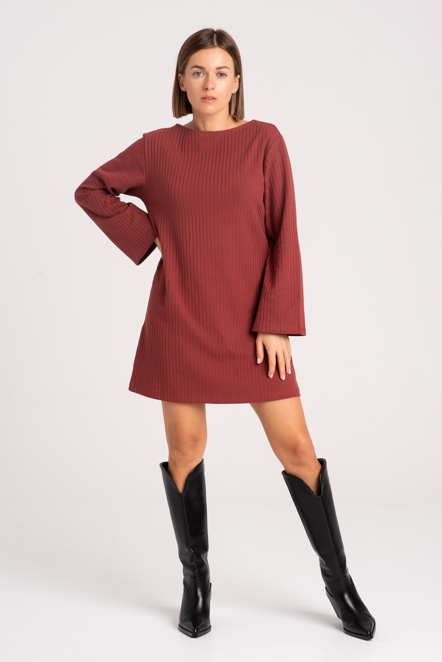 Sukienka z prążkowanej dzianiny Ella w kolorze marsala - widok 2