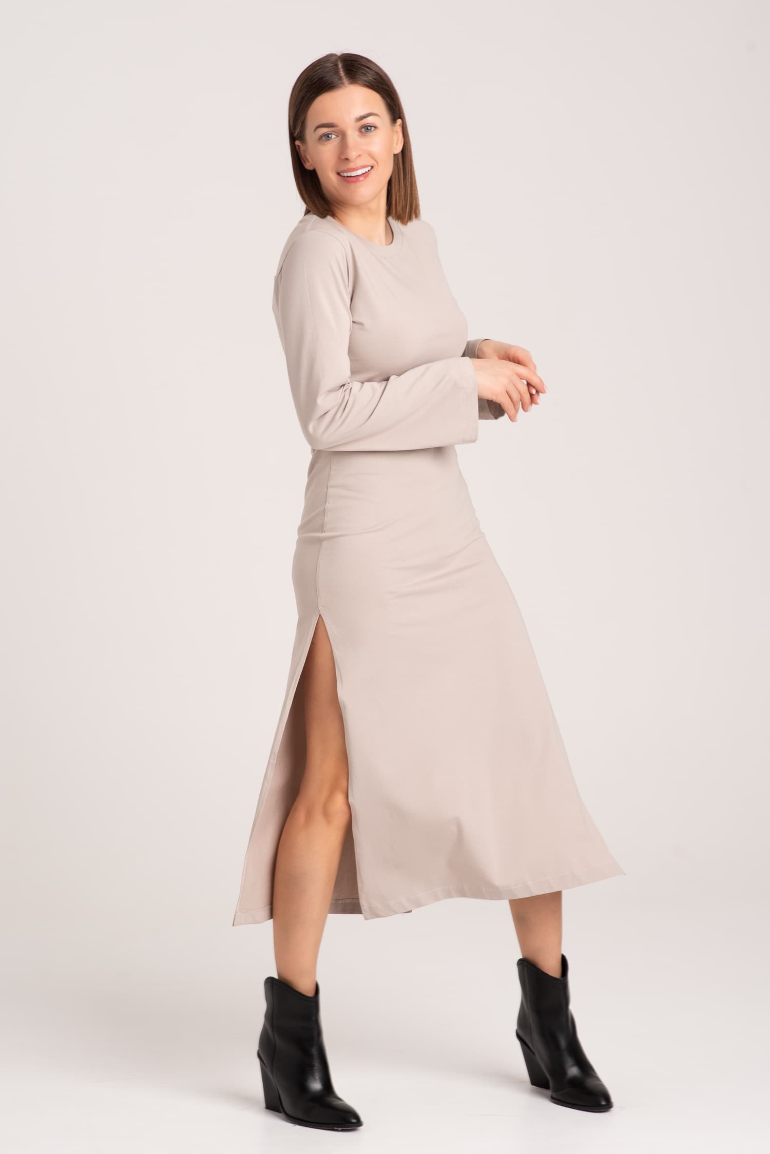 Długa sukienka t-shirtowa z rozcięciem AVERY - zdjęcie 5