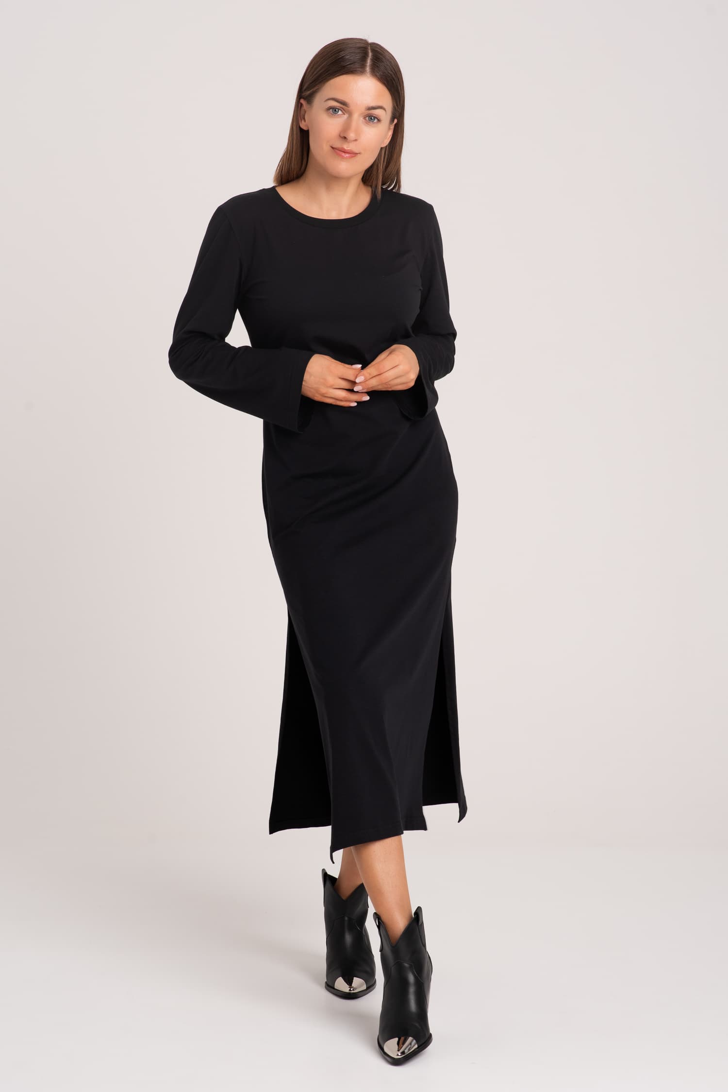 Czarna długa sukienka t-shirtowa z rozcięciem AVERY - zdjęcie 7