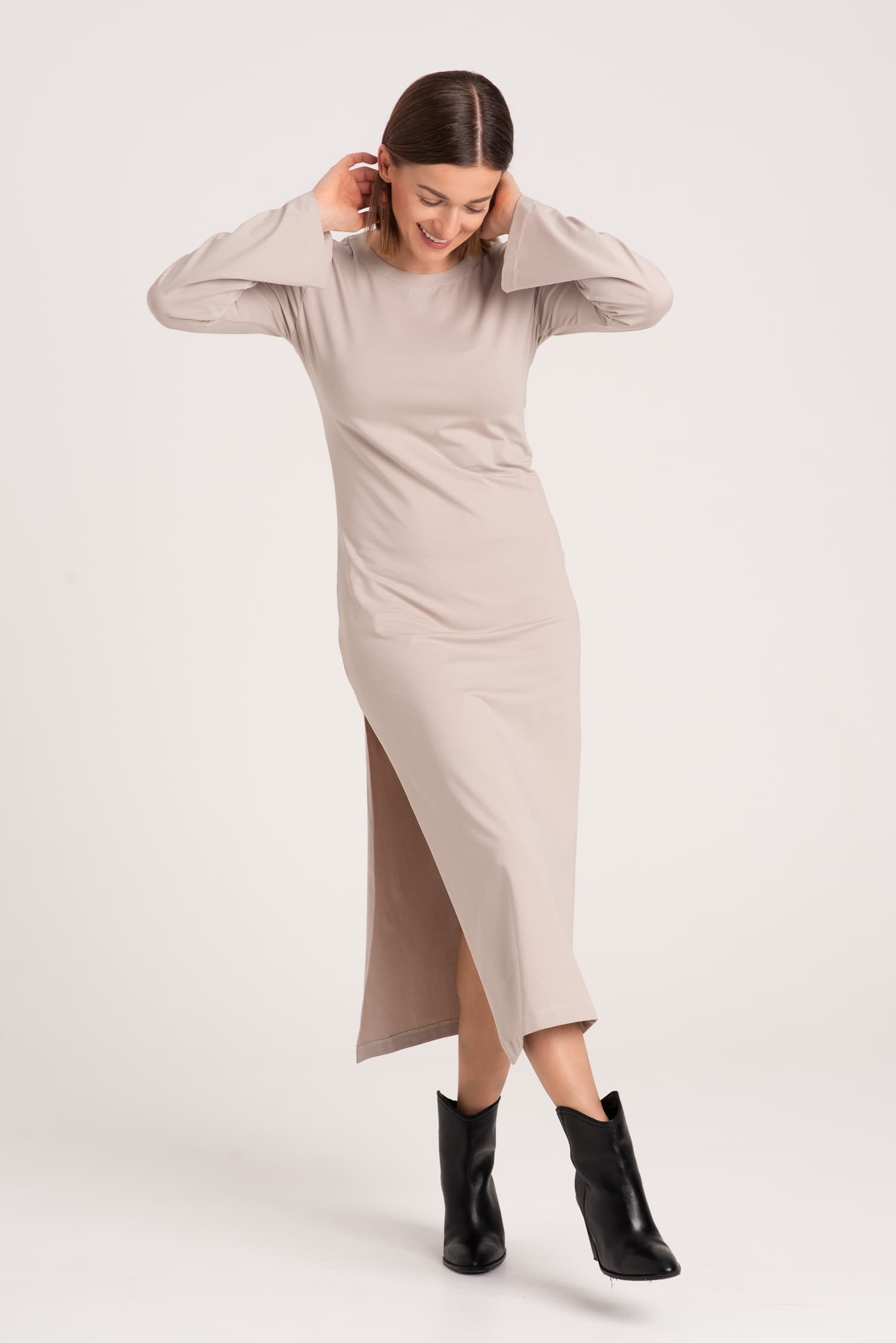 Długa sukienka t-shirtowa z rozcięciem AVERY - zdjęcie 7