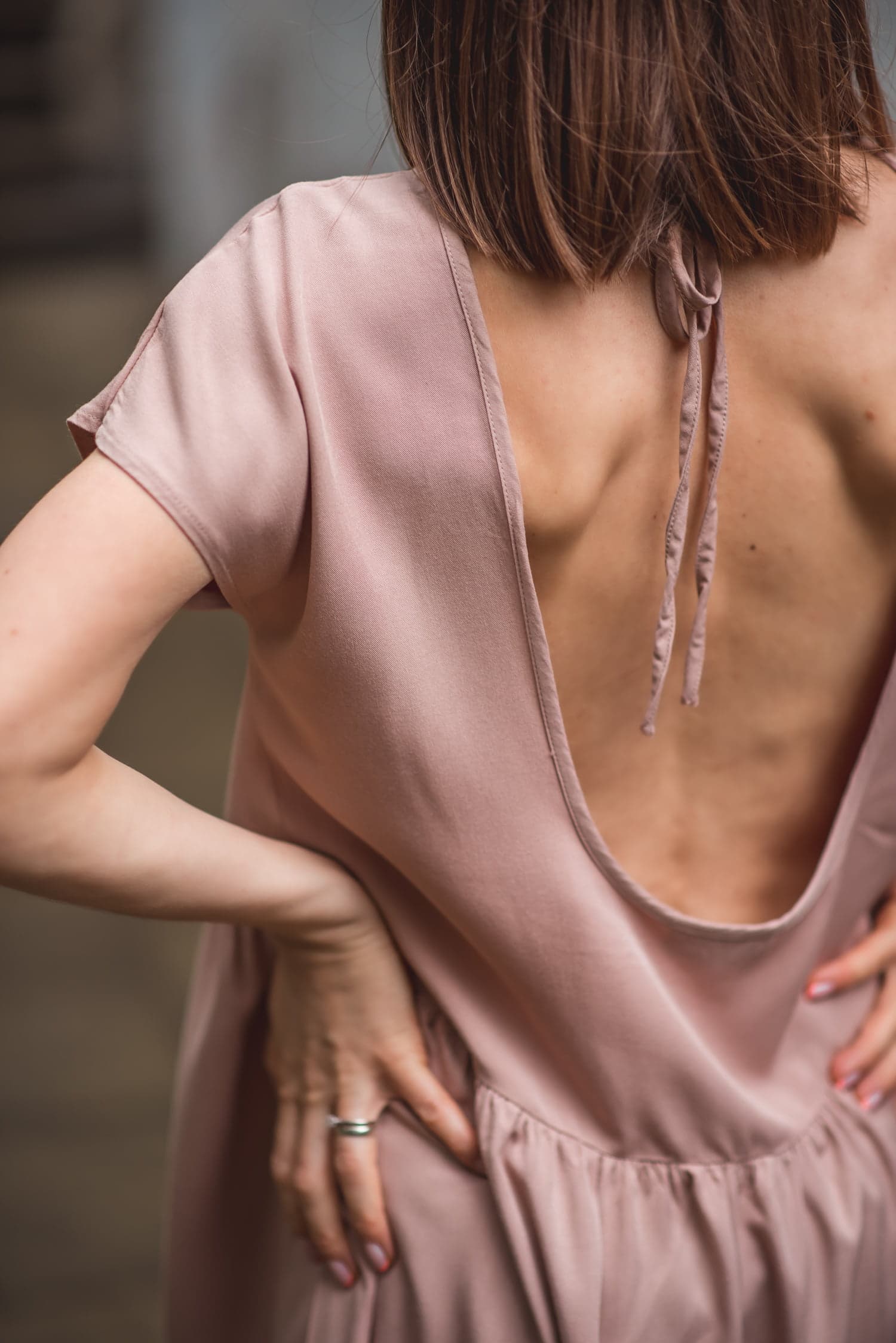 Sukienka KUSICIELKA z odkrytymi plecami –  BEŻOWA - widok 2