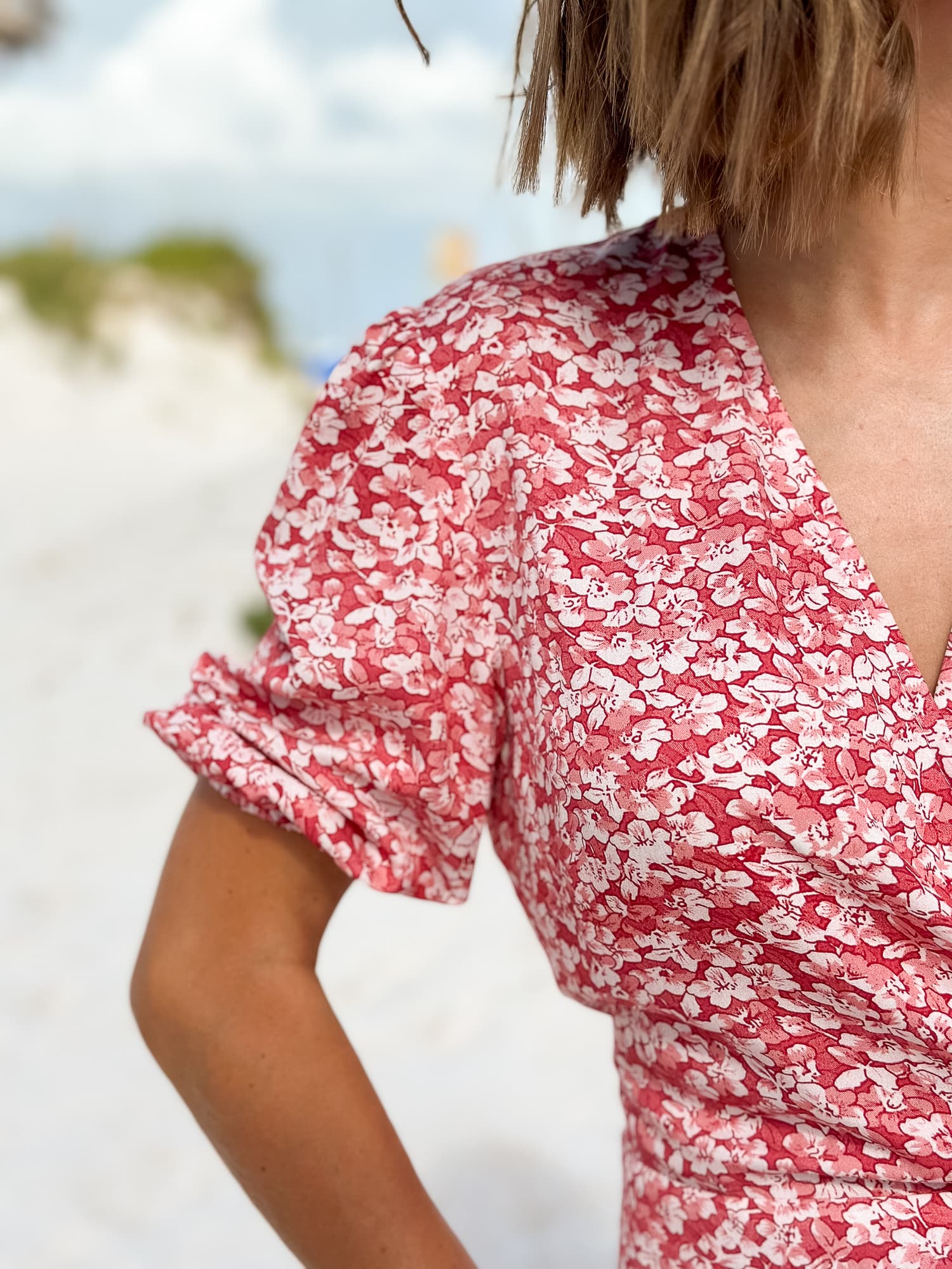 Sukienka kopertowa z krótkim rękawem LOVE  – kwiaty - zdjęcie 7