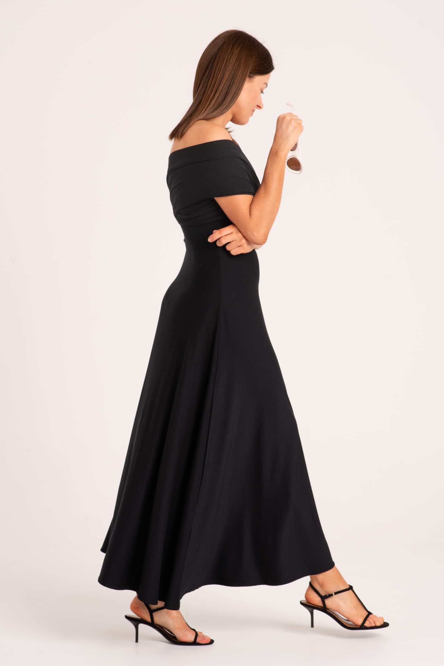 Czarna sukienka z odkrytymi ramionami UMA - zdjęcie 3