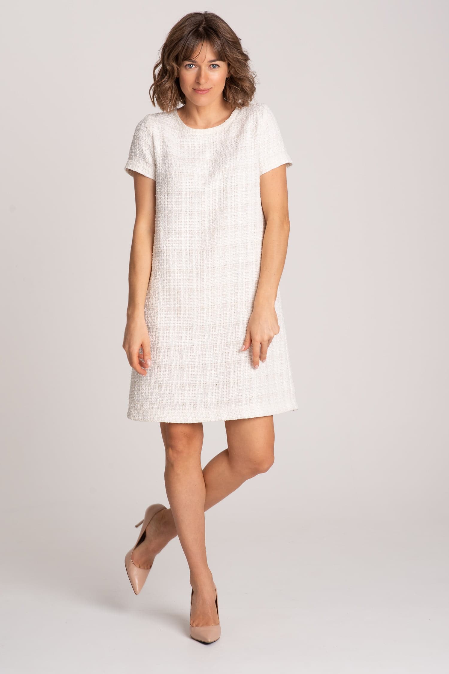 Klasyczna sukienka MINIMALISTKA – biała - zdjęcie 4