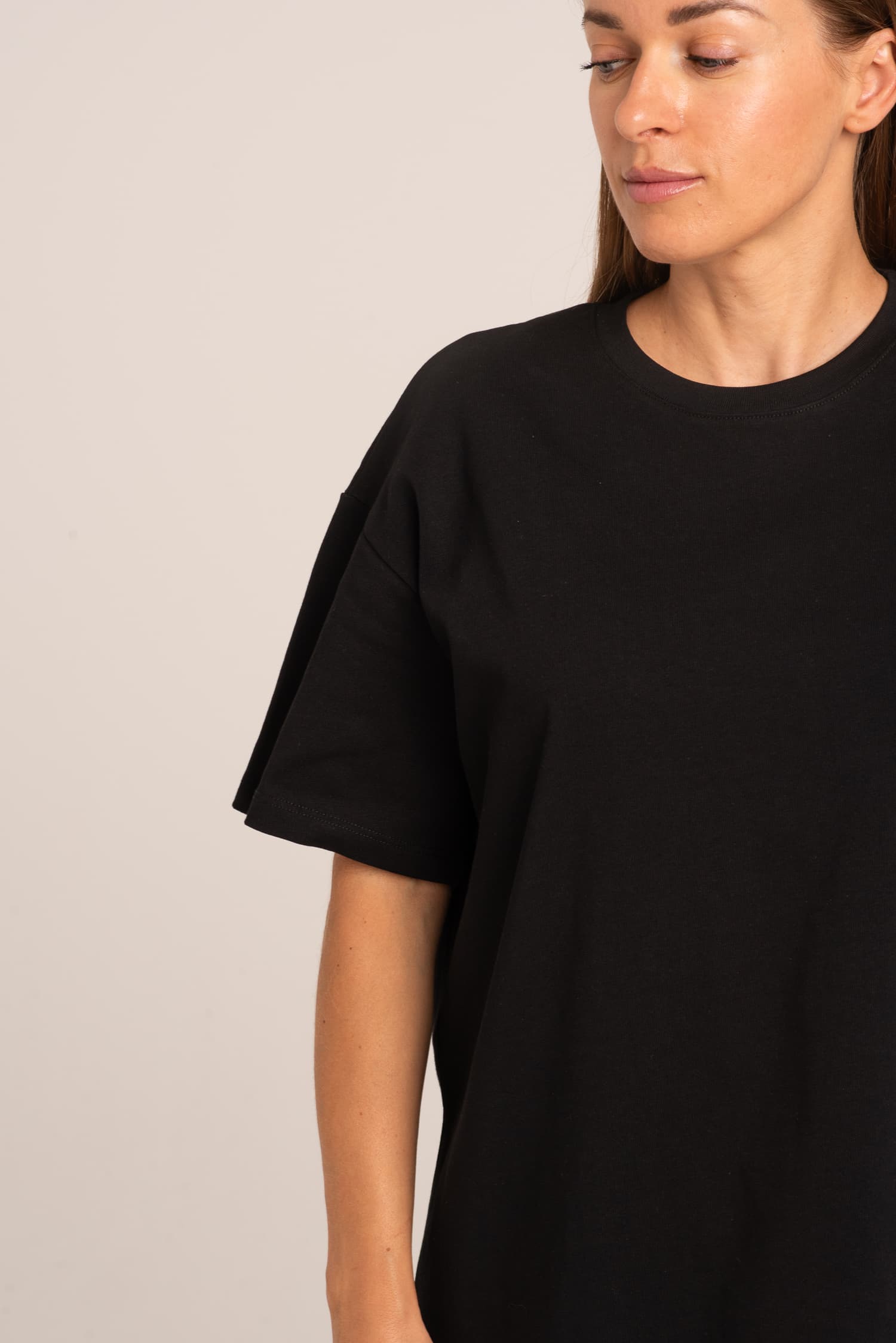 Czarny t-shirt damski z grubej bawełny Ina - zdjęcie 4