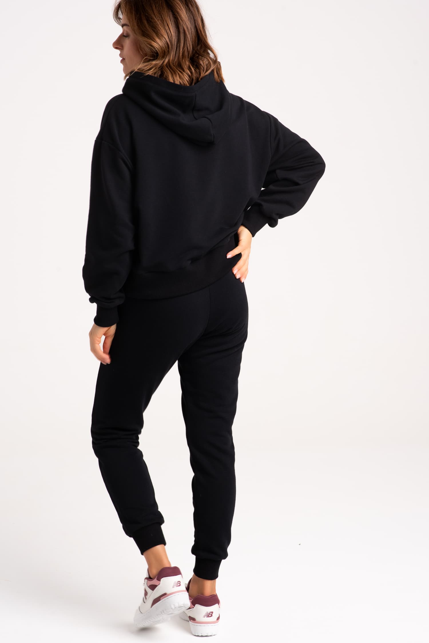 Komplet: czarne spodnie dresowe z wysokim stanem + bluza z kapturem - zdjęcie 5