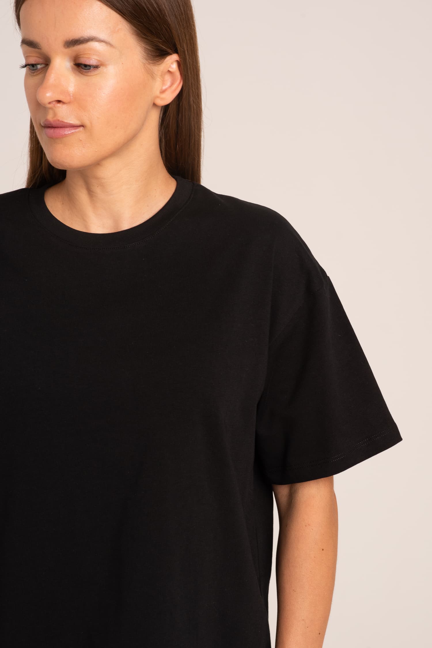 Czarny t-shirt damski z grubej bawełny Ina - zdjęcie 5