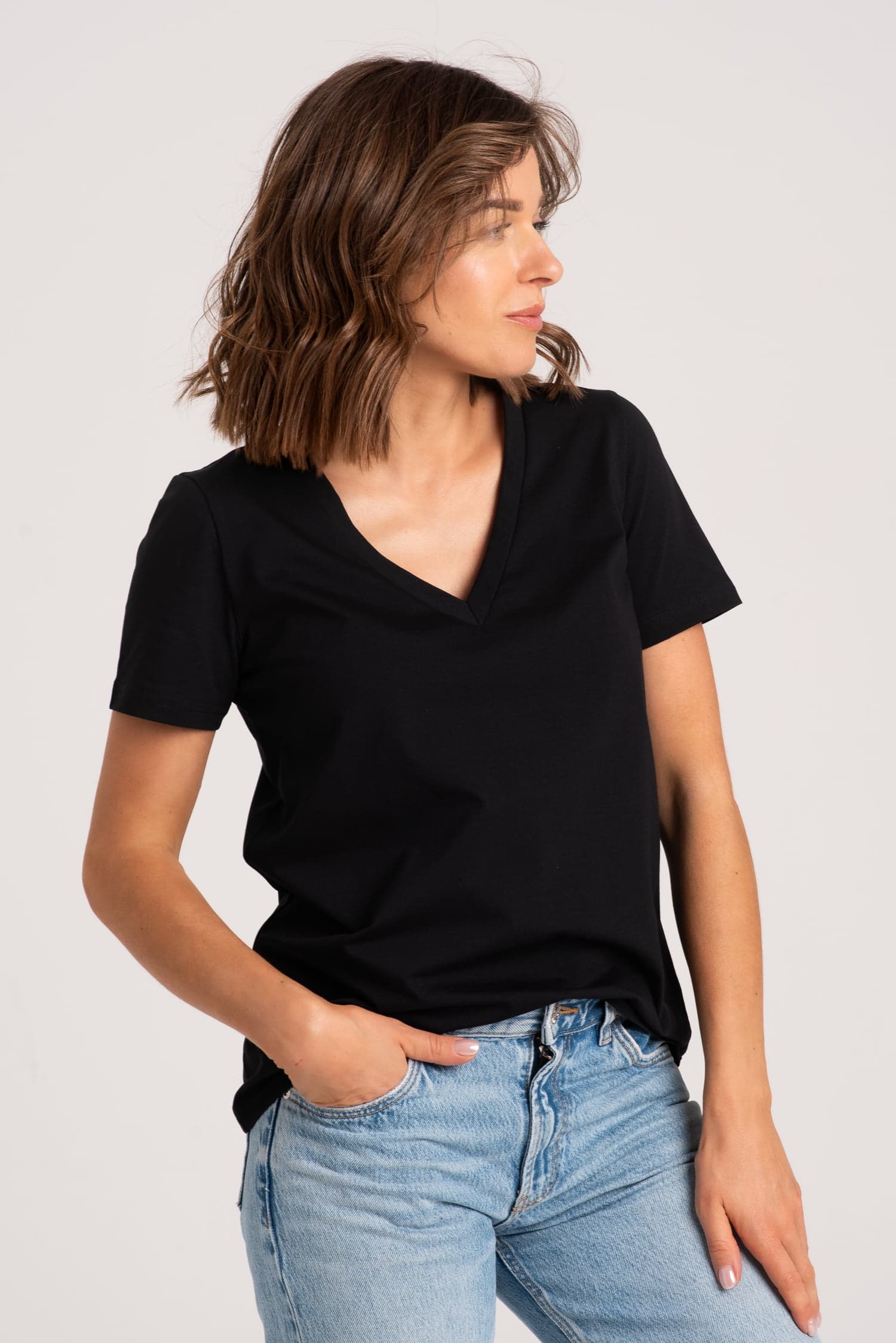 T-shirt BASIC V Czarny - zdjęcie 3