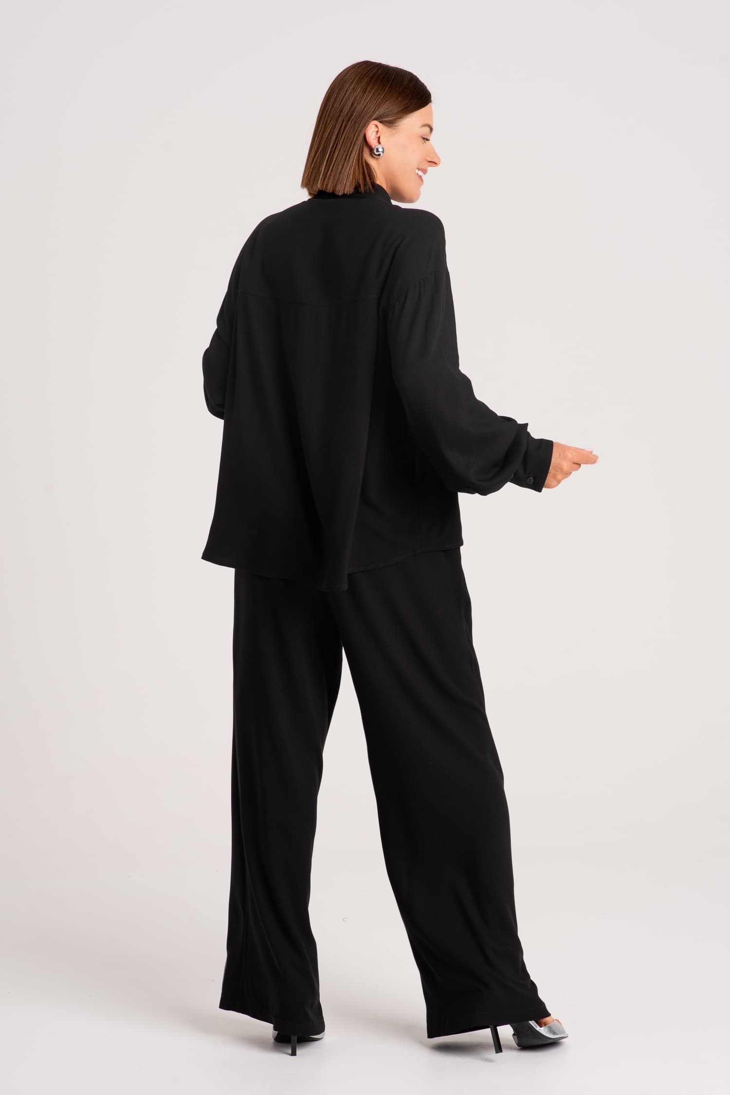 Czarna koszula z lejącej wiskozy Aurora - widok 2