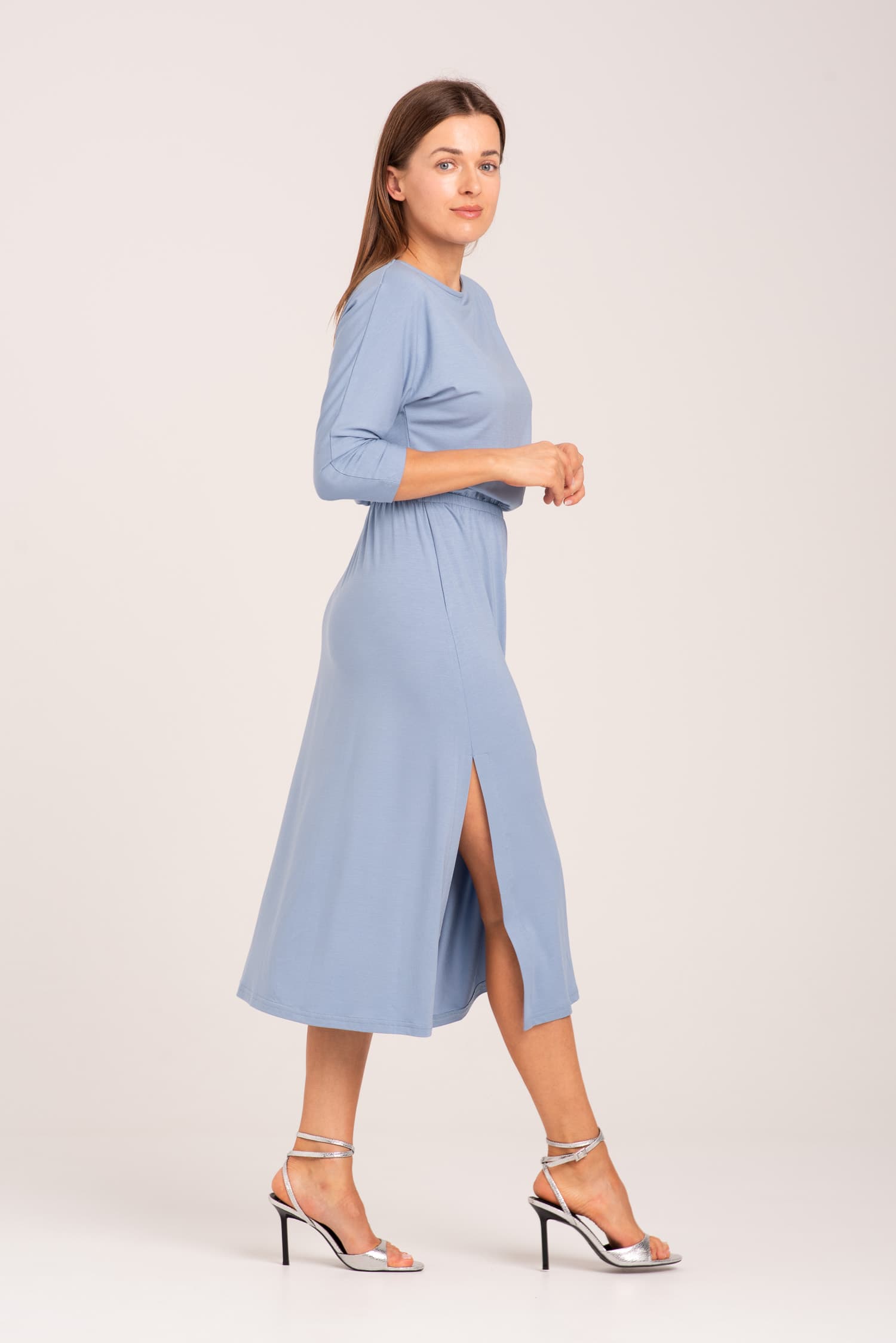 Niebieska sukienka z modalu Hot As Hell - widok 2