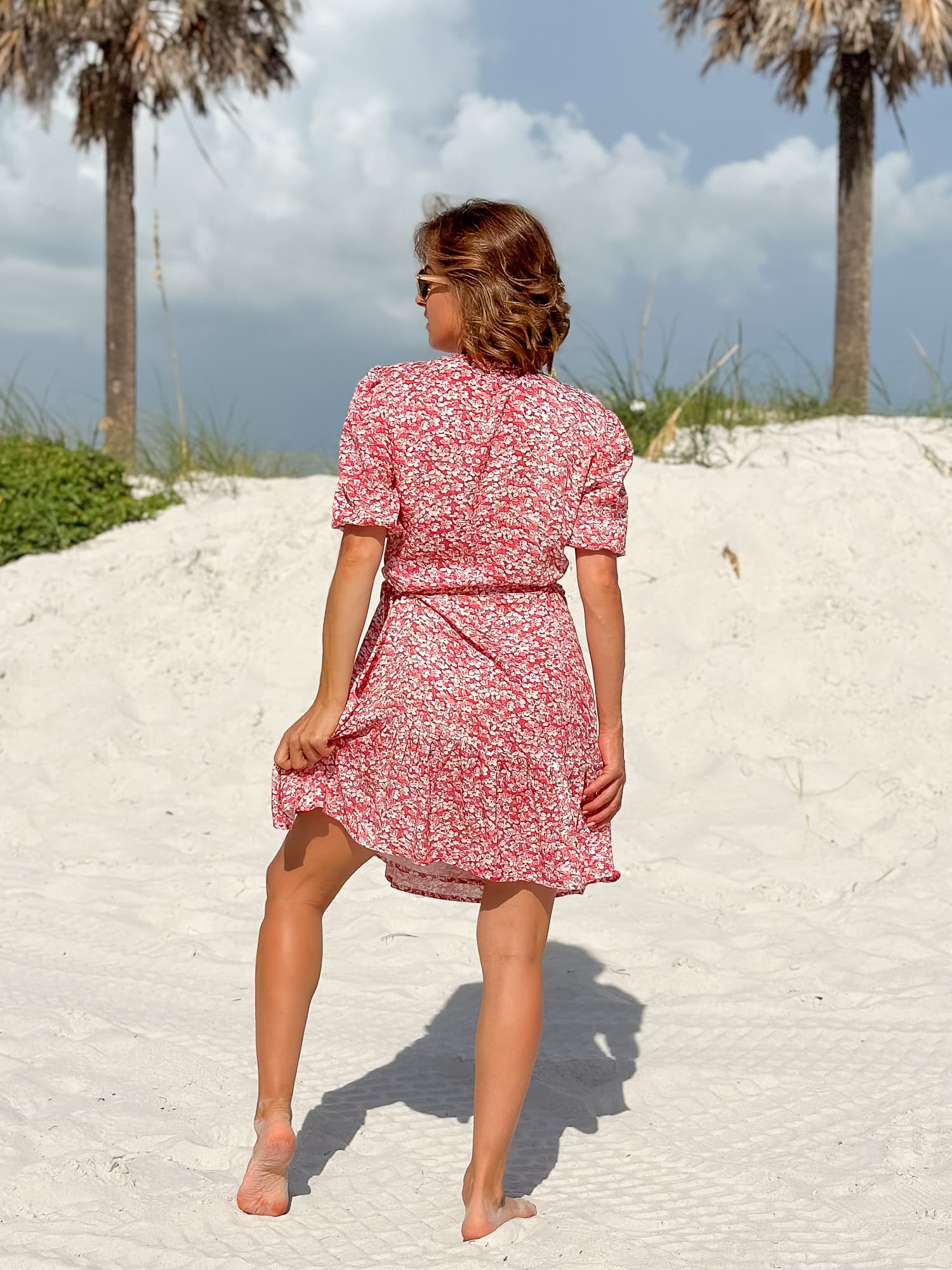 Sukienka kopertowa z krótkim rękawem LOVE  – kwiaty - zdjęcie 3