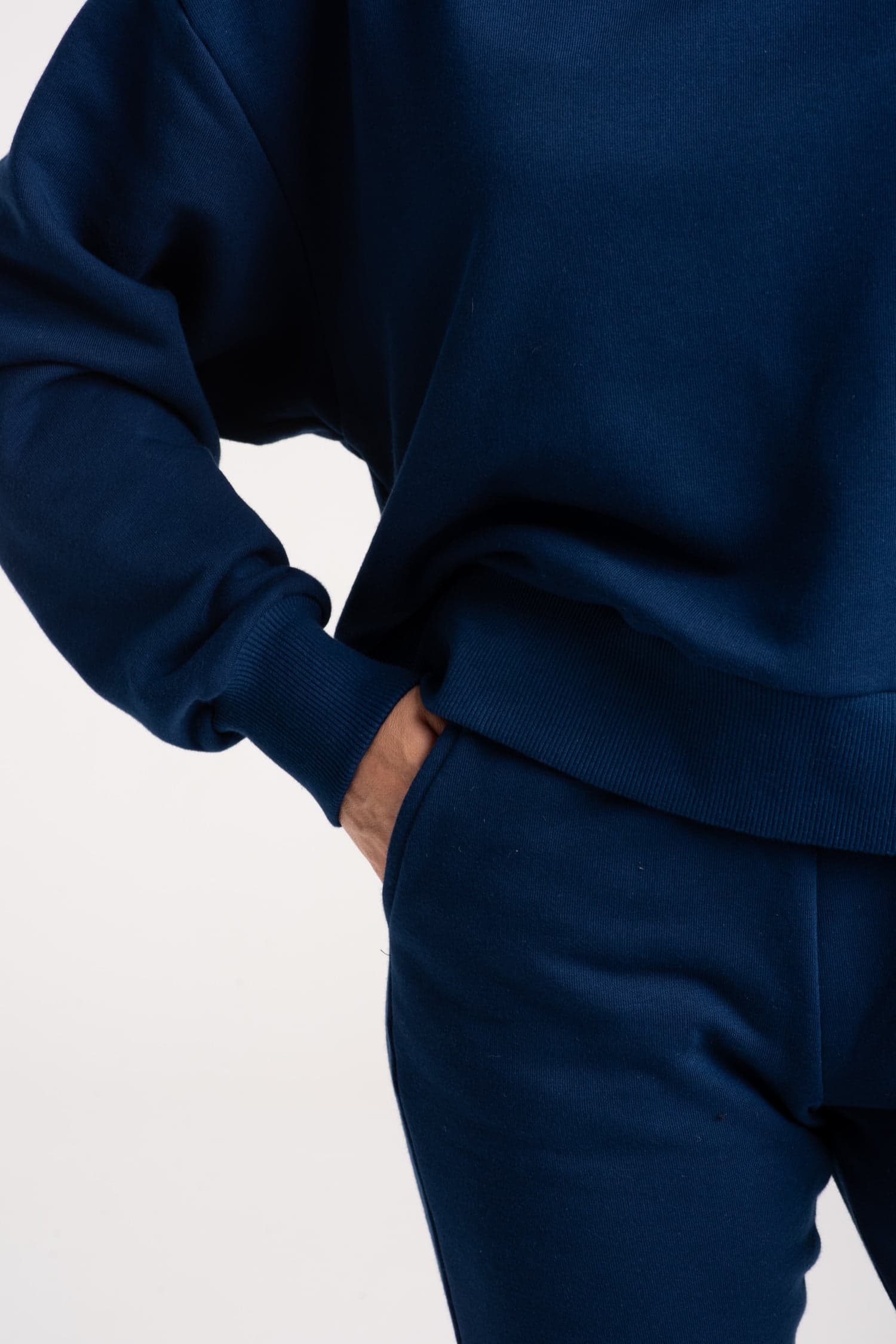 Komplet: granatowe spodnie dresowe z wysokim stanem + bluza z kapturem - zdjęcie 6