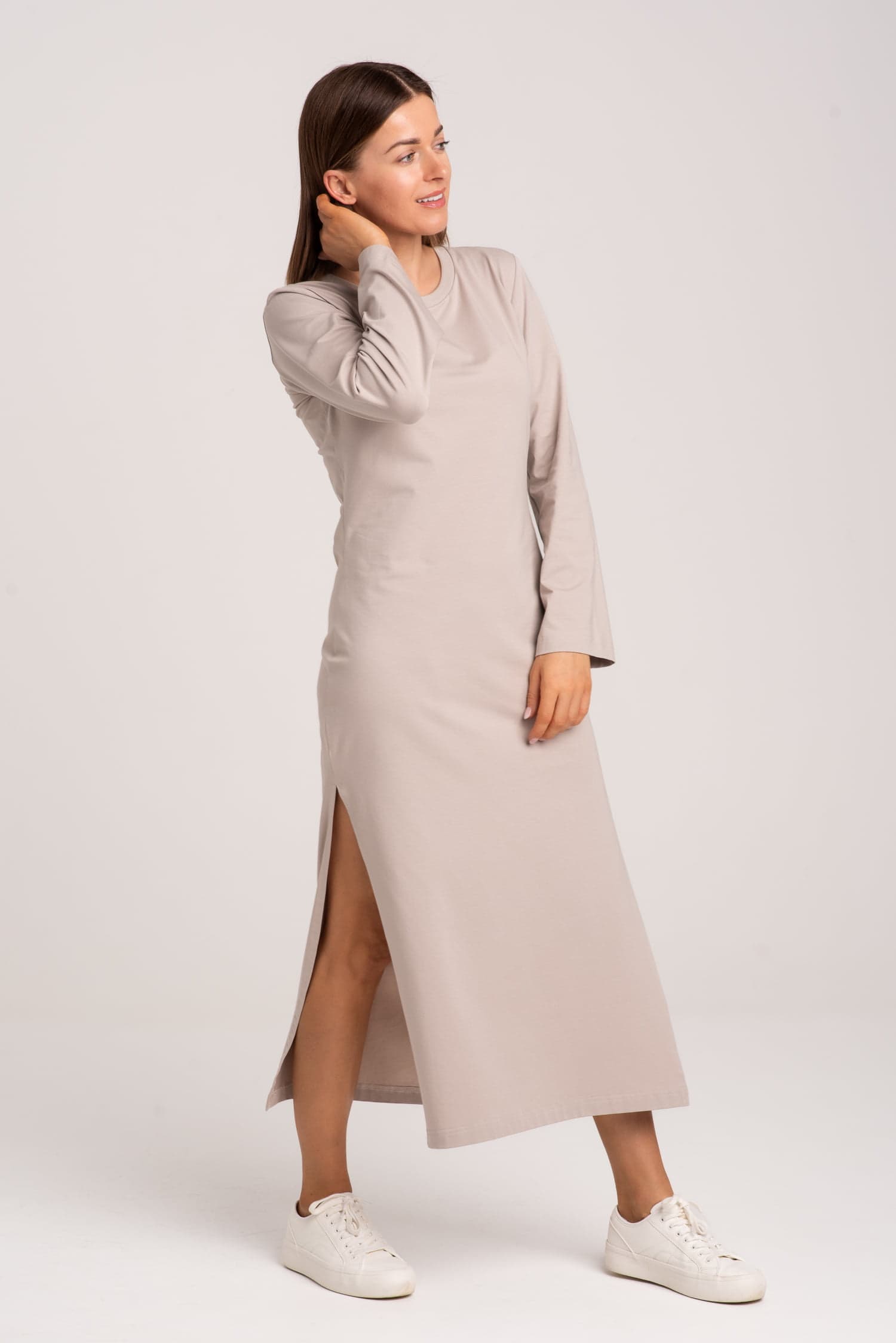 Długa sukienka t-shirtowa z rozcięciem AVERY - zdjęcie 11