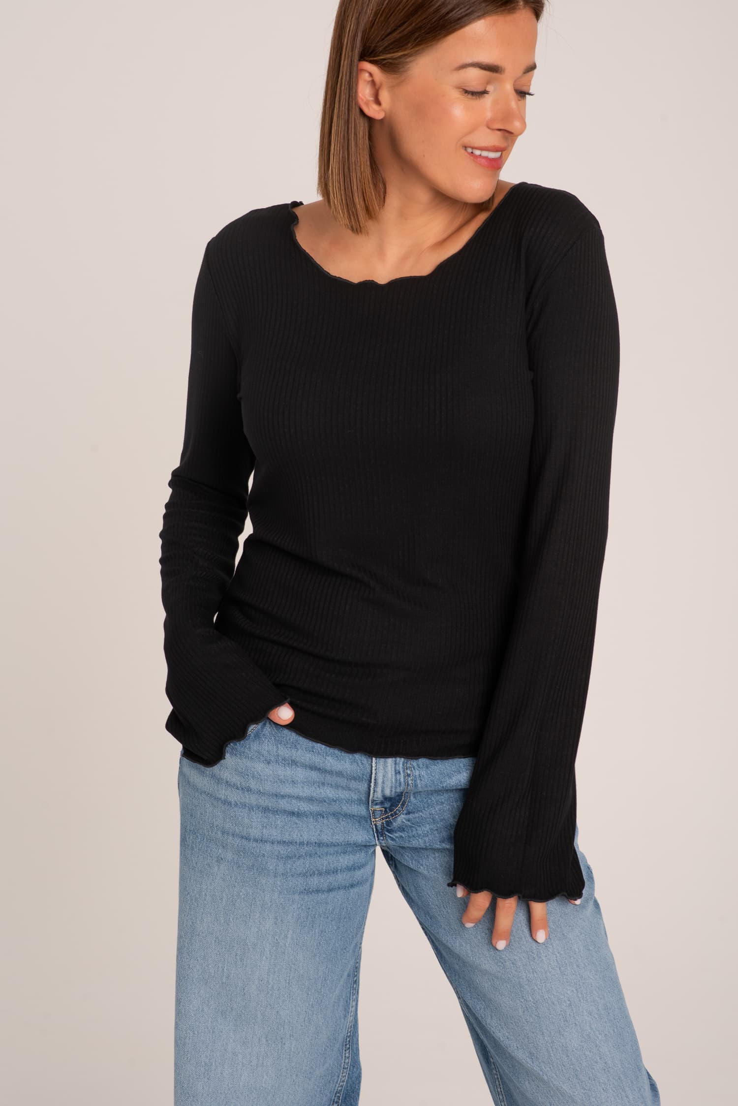 Czarny longsleeve Julie z prążkowanej dzianiny