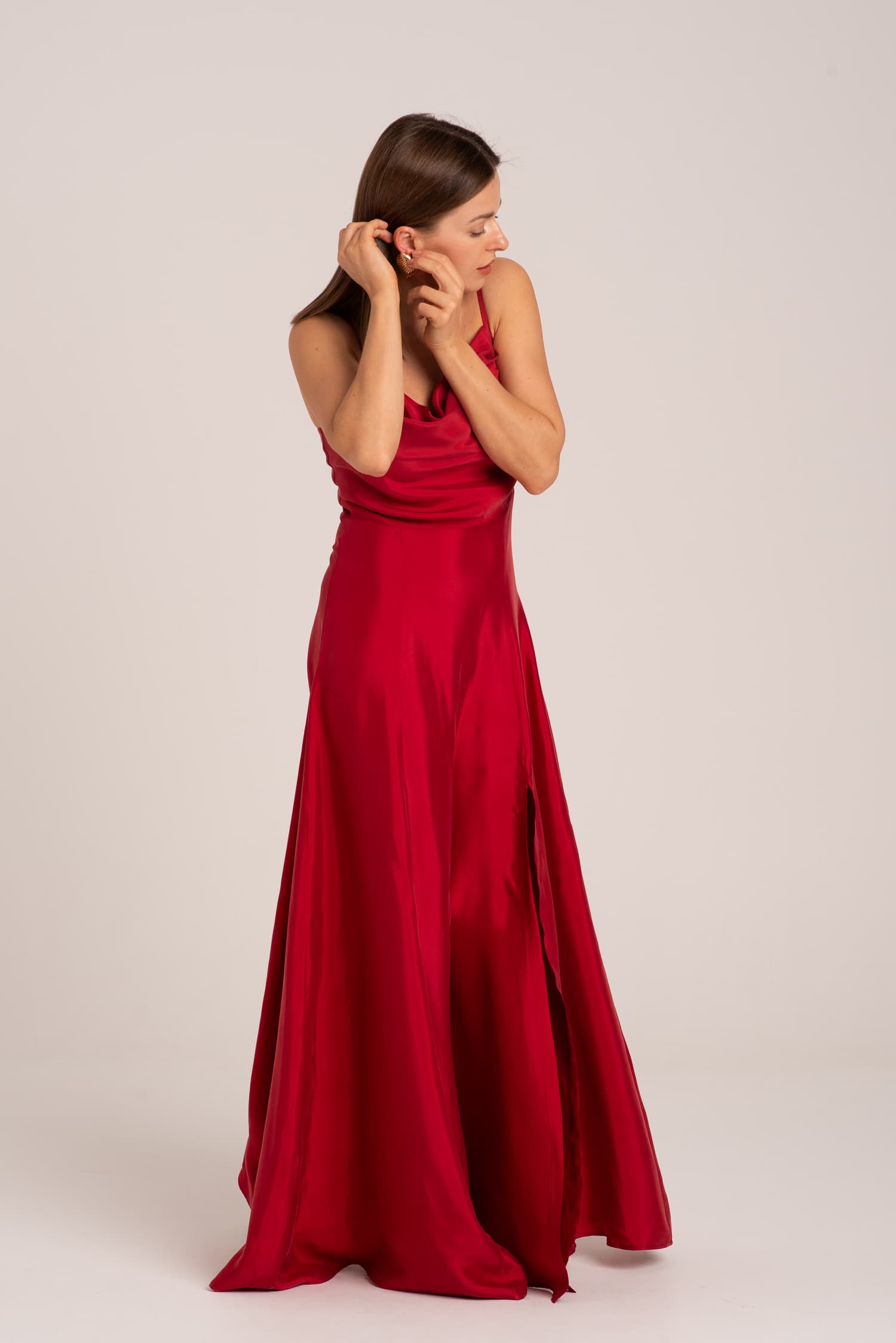 Długa czerwona sukienka z cupro na ramiączkach Natalie