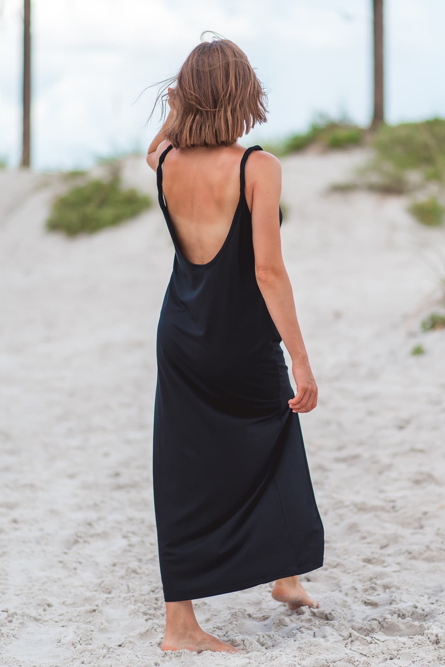 Sukienka na zakręconych ramiączkach SIMPLE – czarna - widok 2