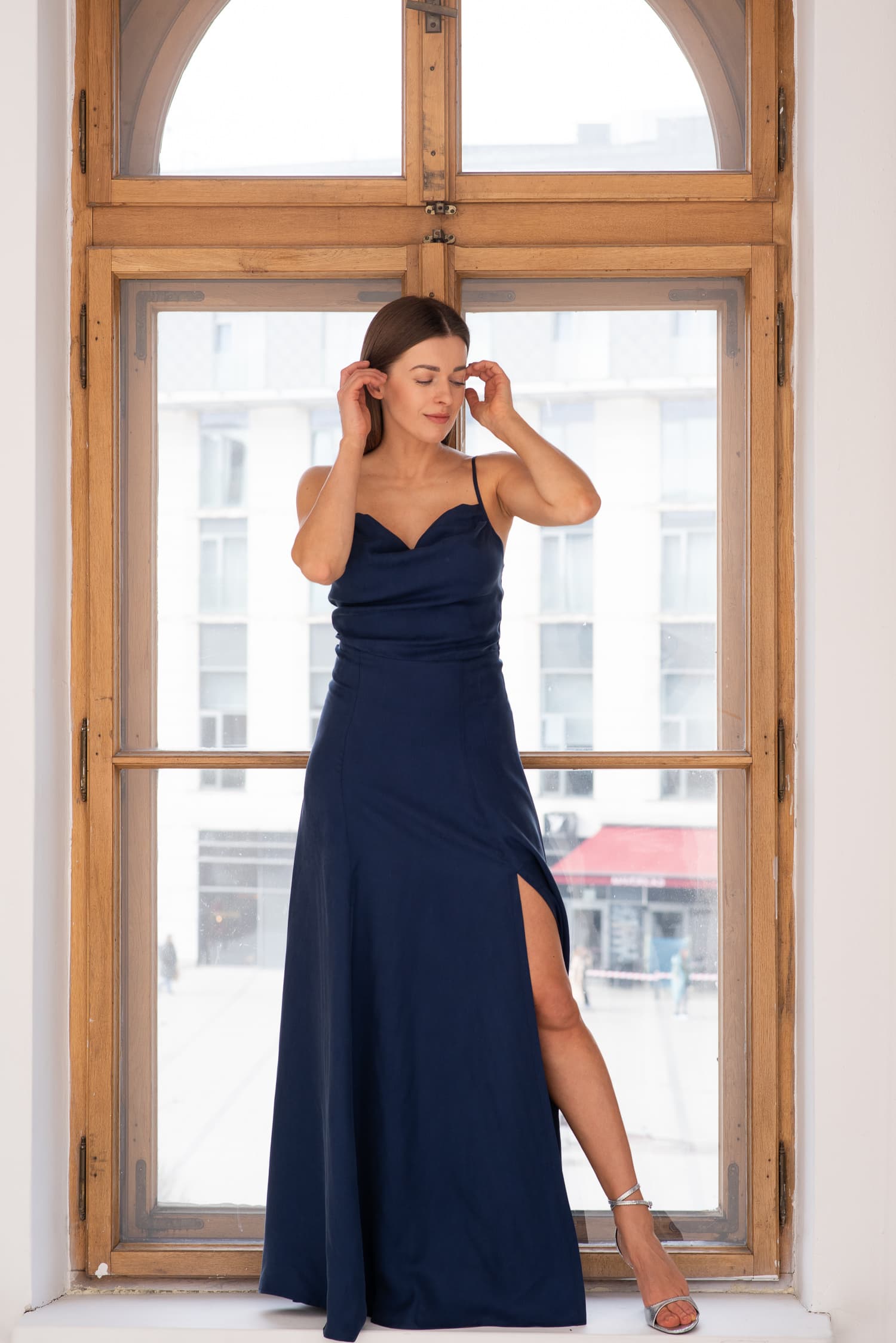 Długa granatowa sukienka z cupro na ramiączkach Natalie - zdjęcie 6