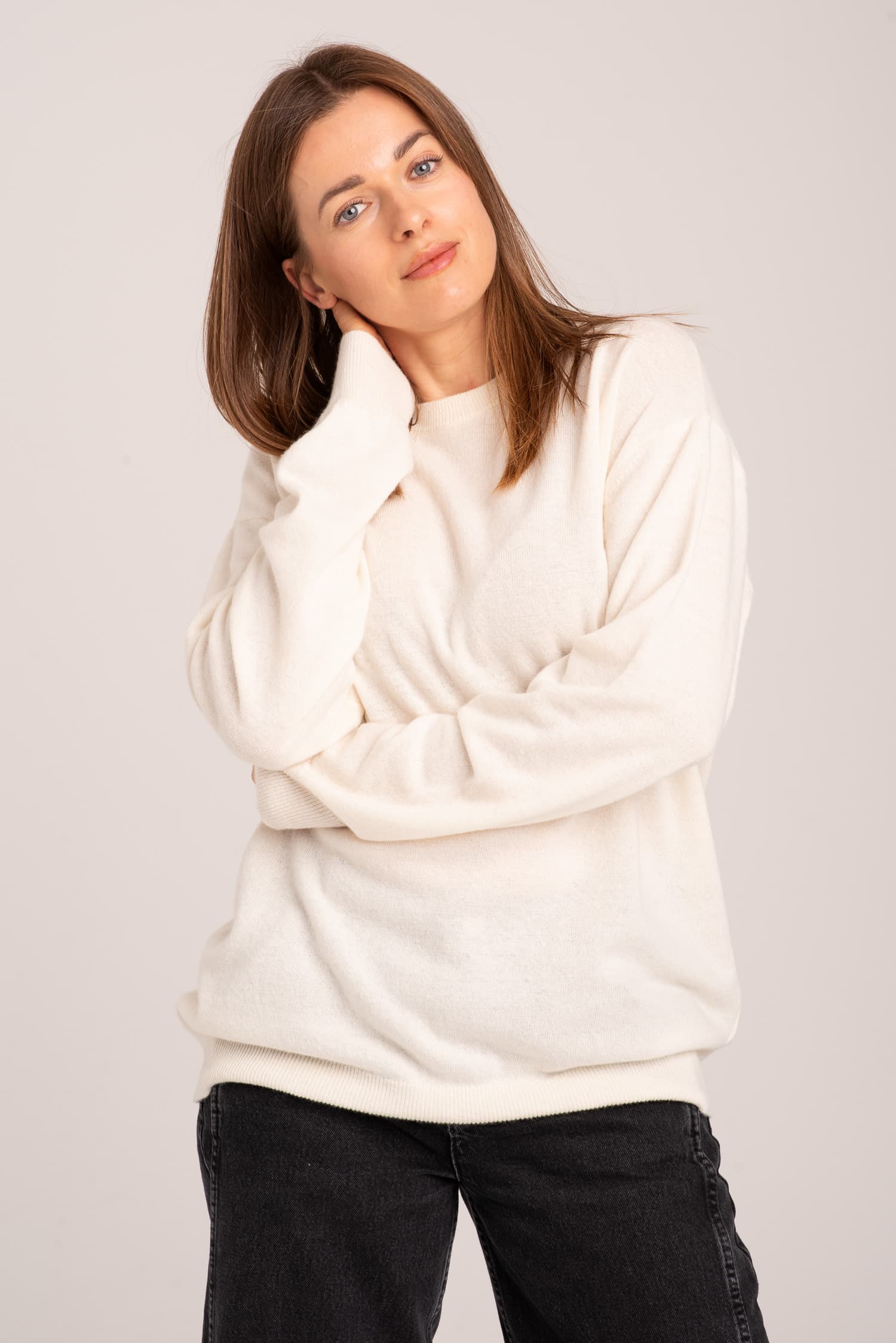 Kremowy klasyczny sweter damski Agatha - zdjęcie 4