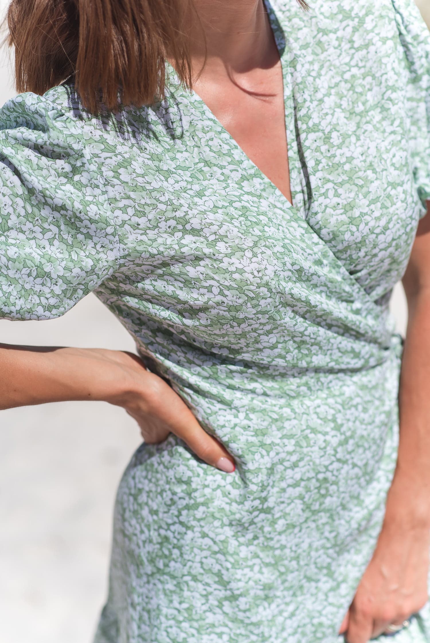 Sukienka kopertowa LOVE lato – kwiaty na zielonym - zdjęcie 3