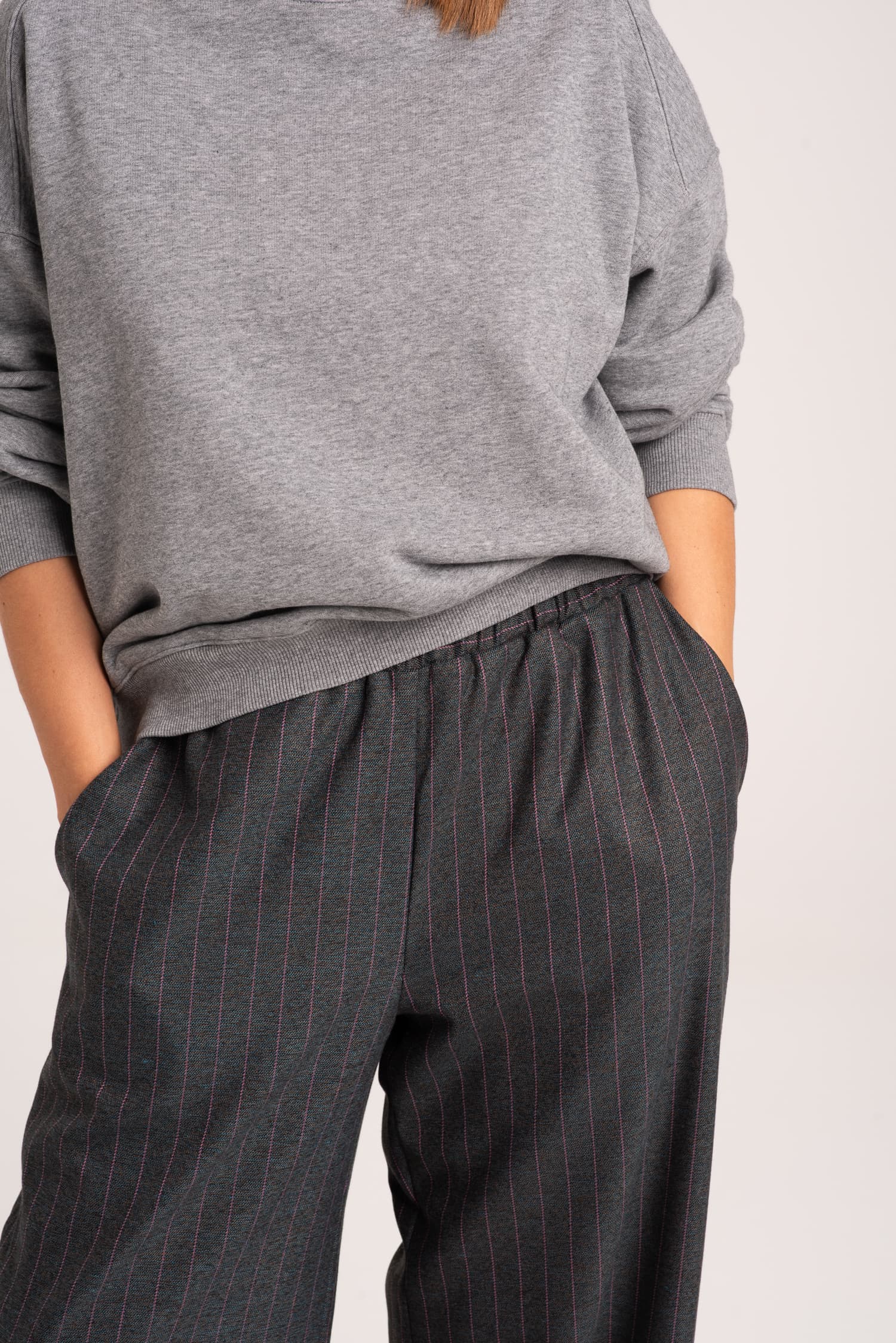 Grafitowe spodnie w paski z rozcięciem na nogawce Mia - zdjęcie 11