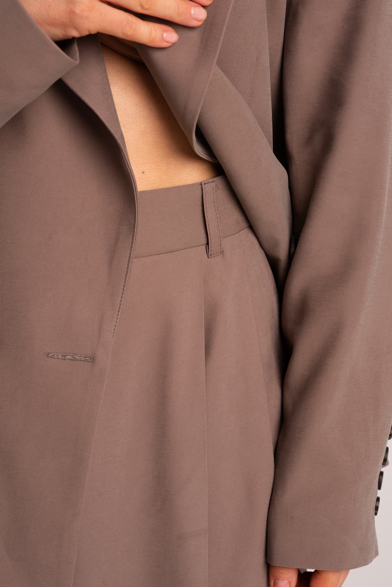 Brązowe spodnie garniturowe Pearl - zdjęcie 5