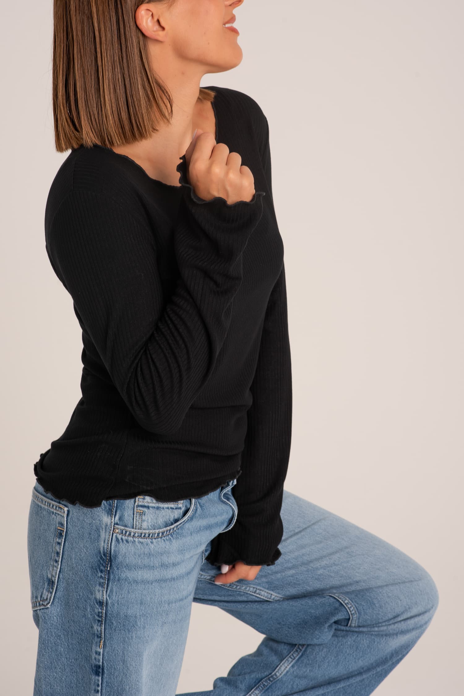 Czarny longsleeve Julie z prążkowanej dzianiny - widok 2