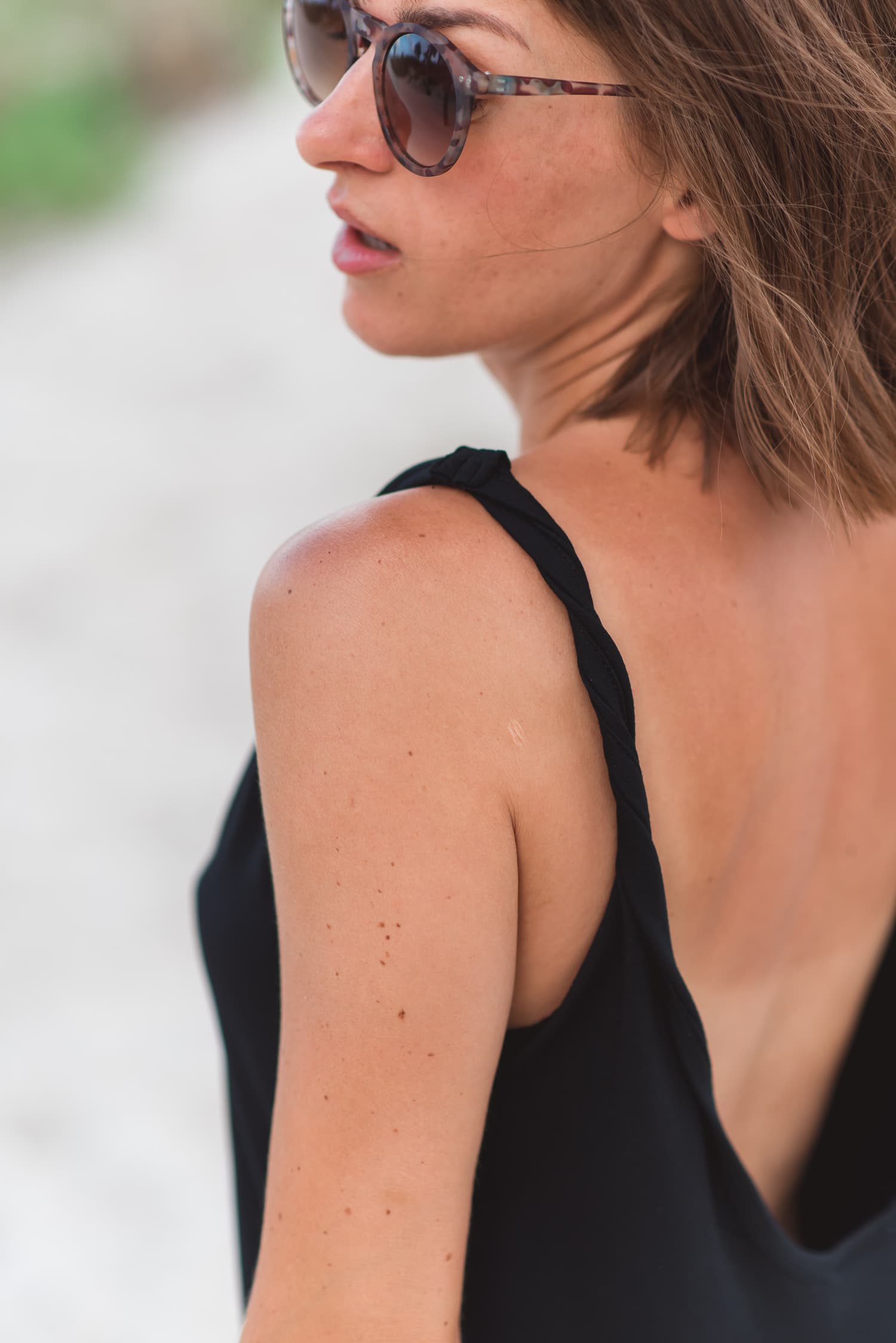 Sukienka na zakręconych ramiączkach SIMPLE – czarna - zdjęcie 3