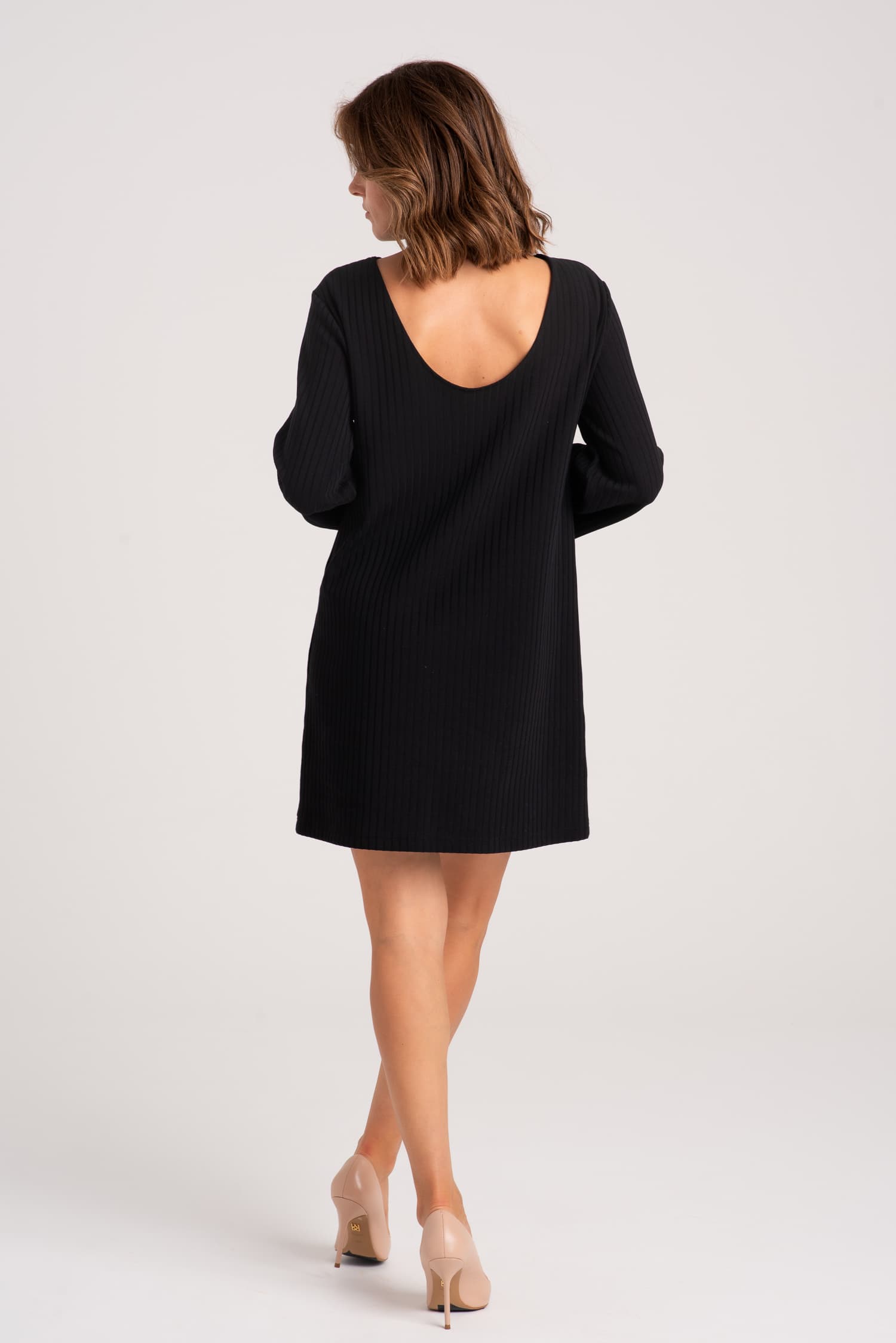 Czarna sukienka z prążkowanej dzianiny Ella - widok 2
