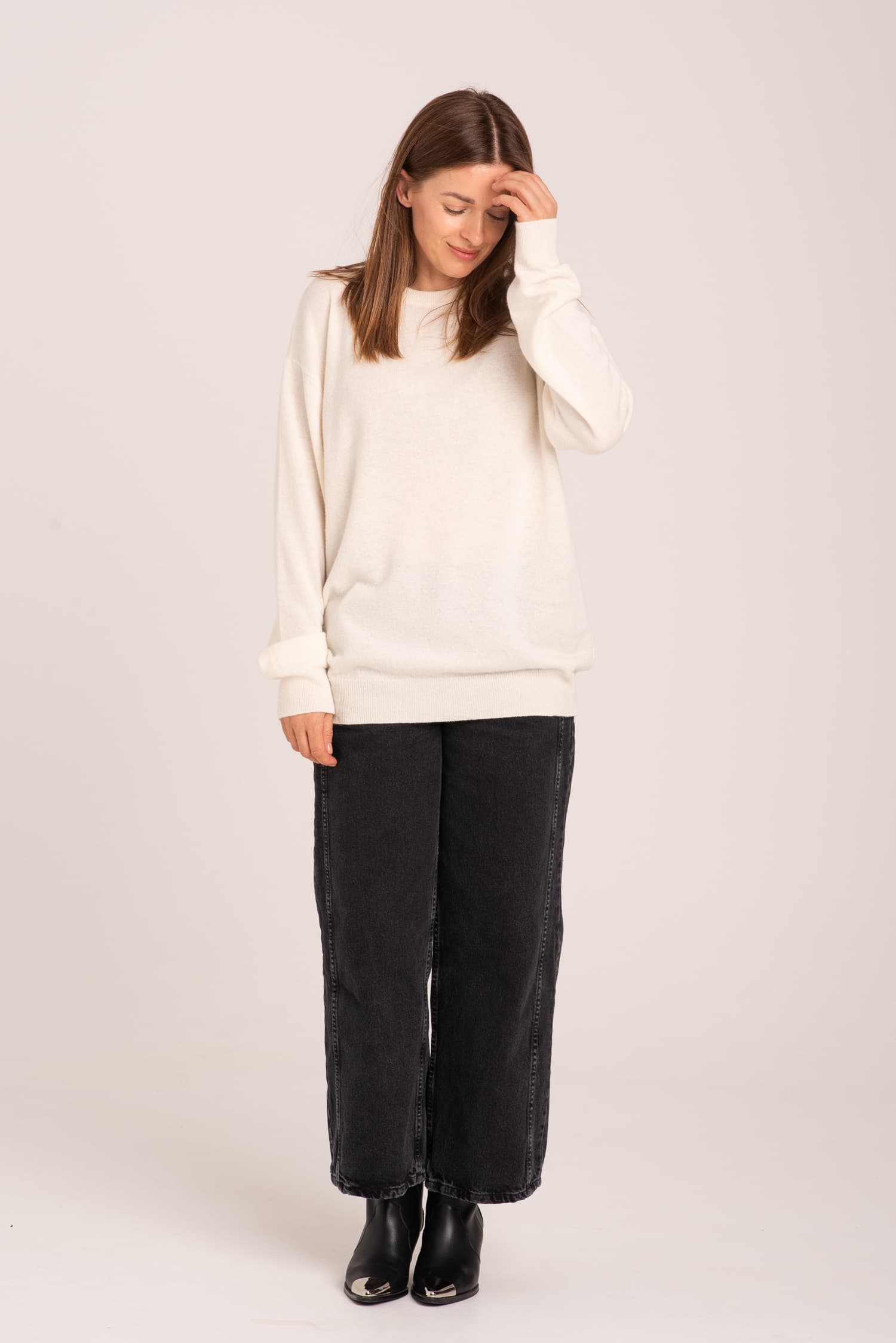 Kremowy klasyczny sweter damski Agatha - zdjęcie 5